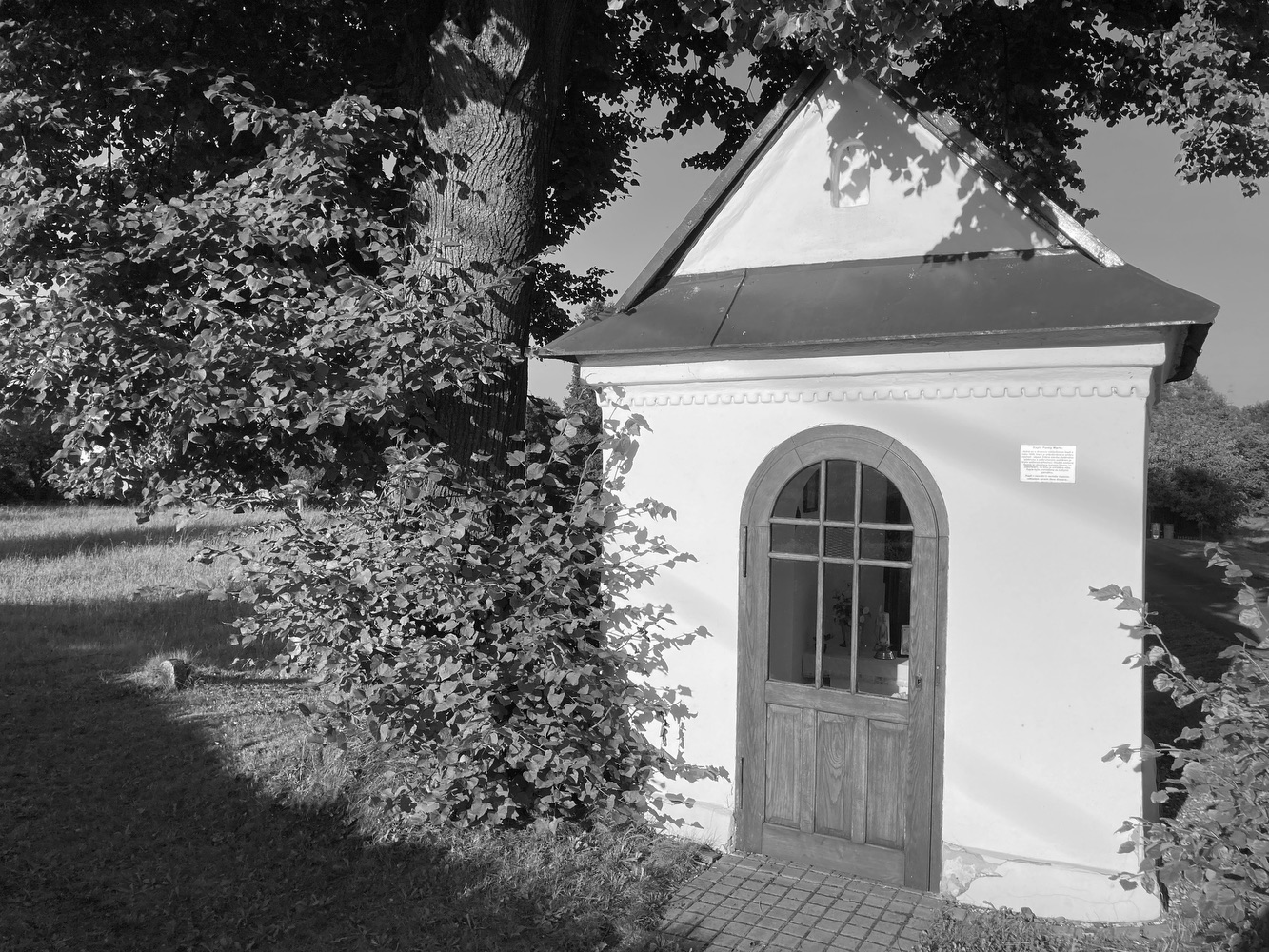 Kaple Panny Marie ve Stonavě. Drobná zlidovělá sakrální stavba postavená po roce 1836 u místní komunikace mezi vzrostlými stromy. Stavba se štítovým průčelím, půlkruhovým závěrem a sedlovou střechou. KULTURNÍ PAMÁTKA