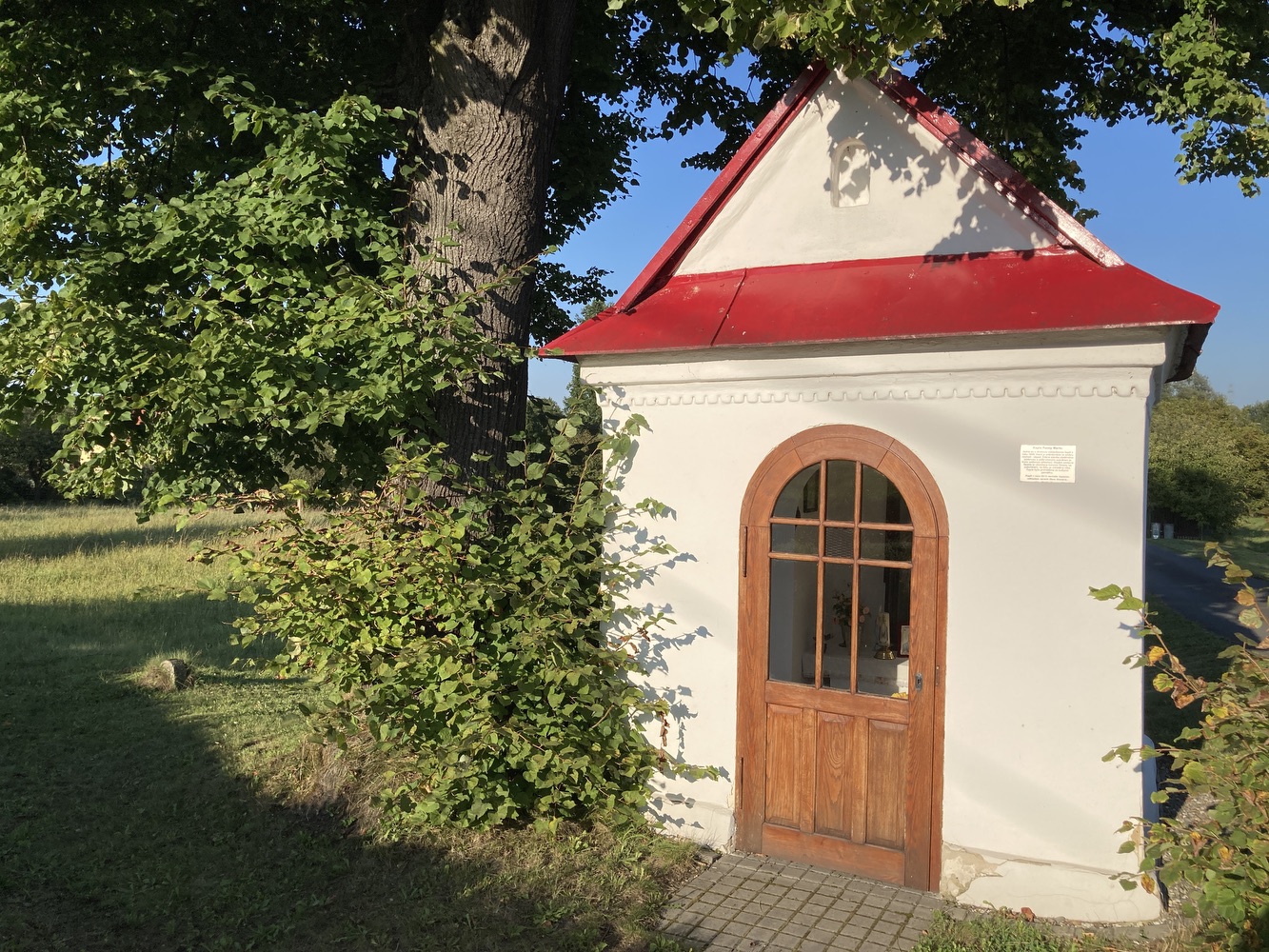 Kaple Panny Marie ve Stonavě. Drobná zlidovělá sakrální stavba postavená po roce 1836 u místní komunikace mezi vzrostlými stromy. Stavba se štítovým průčelím, půlkruhovým závěrem a sedlovou střechou. KULTURNÍ PAMÁTKA