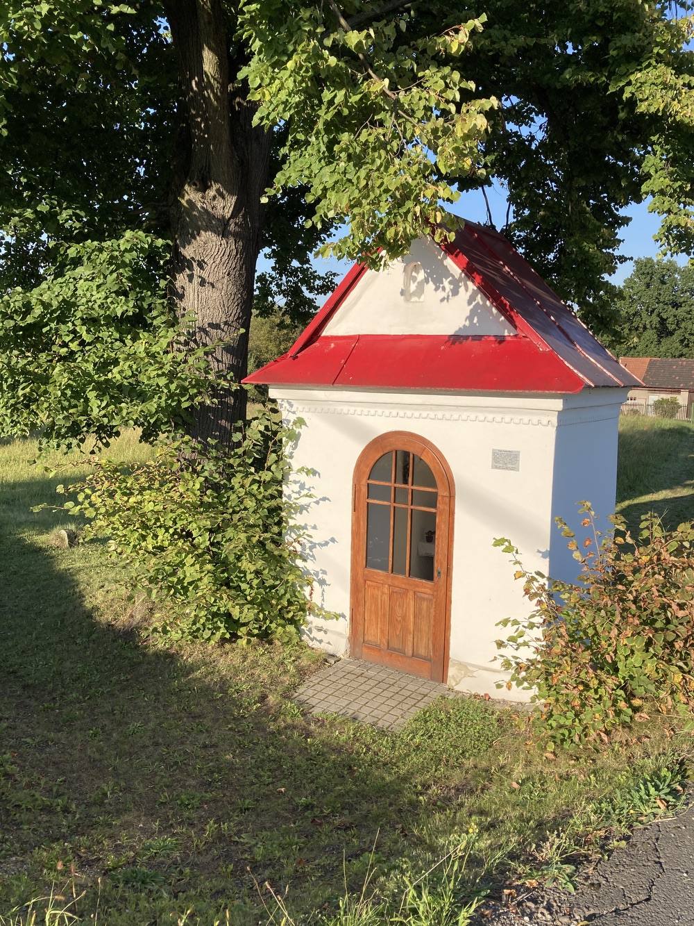Kaple Panny Marie ve Stonavě. Drobná zlidovělá sakrální stavba postavená po roce 1836 u místní komunikace mezi vzrostlými stromy. Stavba se štítovým průčelím, půlkruhovým závěrem a sedlovou střechou. KULTURNÍ PAMÁTKA