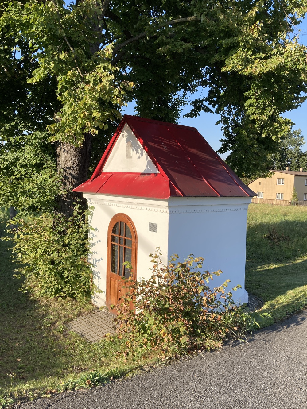 Kaple Panny Marie ve Stonavě. Drobná zlidovělá sakrální stavba postavená po roce 1836 u místní komunikace mezi vzrostlými stromy. Stavba se štítovým průčelím, půlkruhovým závěrem a sedlovou střechou. KULTURNÍ PAMÁTKA