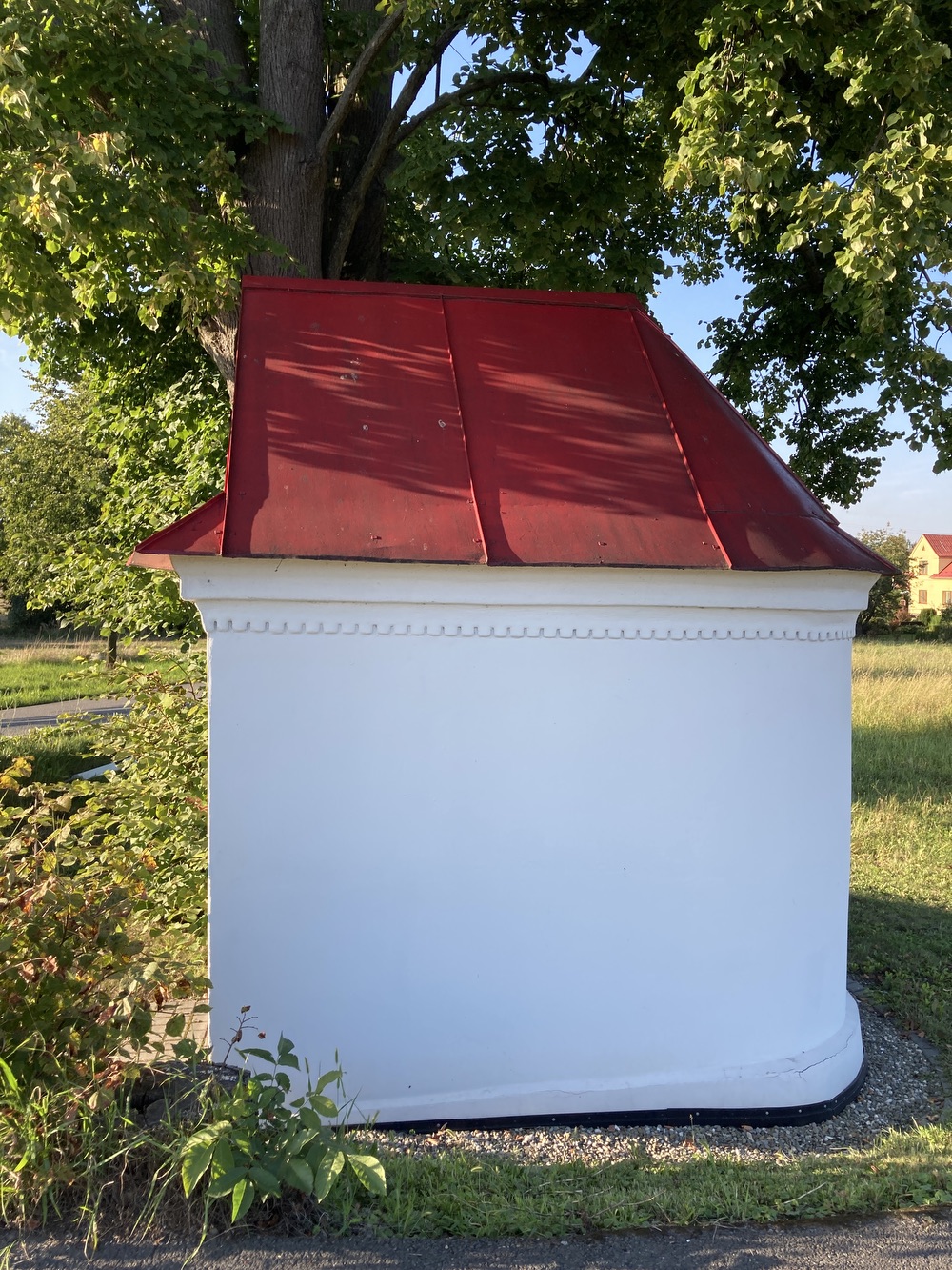 Kaple Panny Marie ve Stonavě. Drobná zlidovělá sakrální stavba postavená po roce 1836 u místní komunikace mezi vzrostlými stromy. Stavba se štítovým průčelím, půlkruhovým závěrem a sedlovou střechou. KULTURNÍ PAMÁTKA