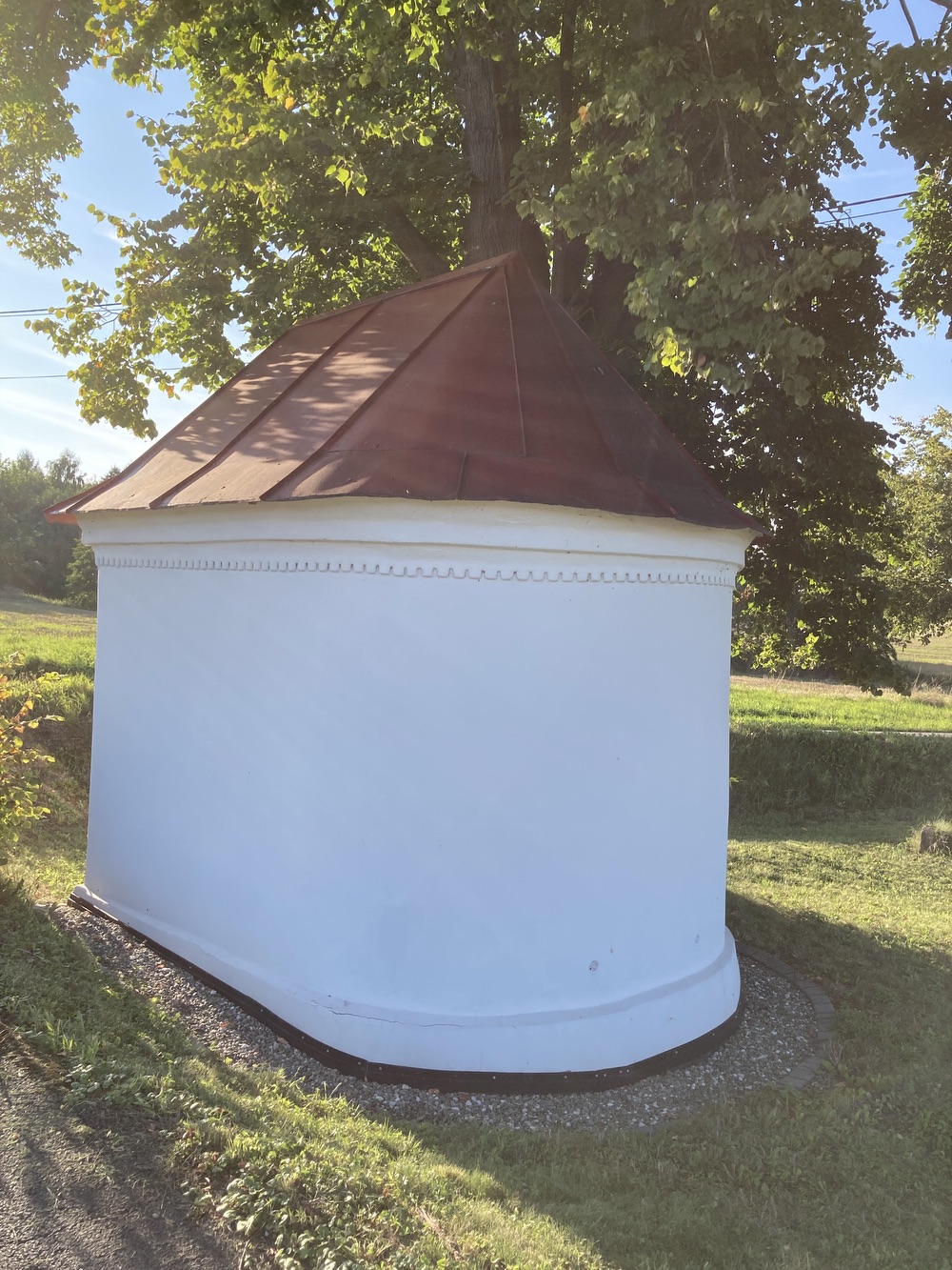 Kaple Panny Marie ve Stonavě. Drobná zlidovělá sakrální stavba postavená po roce 1836 u místní komunikace mezi vzrostlými stromy. Stavba se štítovým průčelím, půlkruhovým závěrem a sedlovou střechou. KULTURNÍ PAMÁTKA