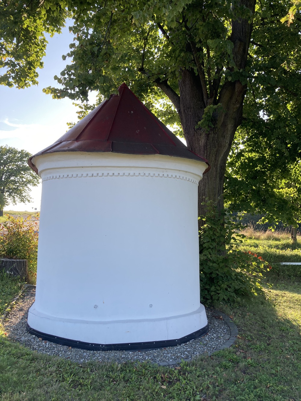 Kaple Panny Marie ve Stonavě. Drobná zlidovělá sakrální stavba postavená po roce 1836 u místní komunikace mezi vzrostlými stromy. Stavba se štítovým průčelím, půlkruhovým závěrem a sedlovou střechou. KULTURNÍ PAMÁTKA