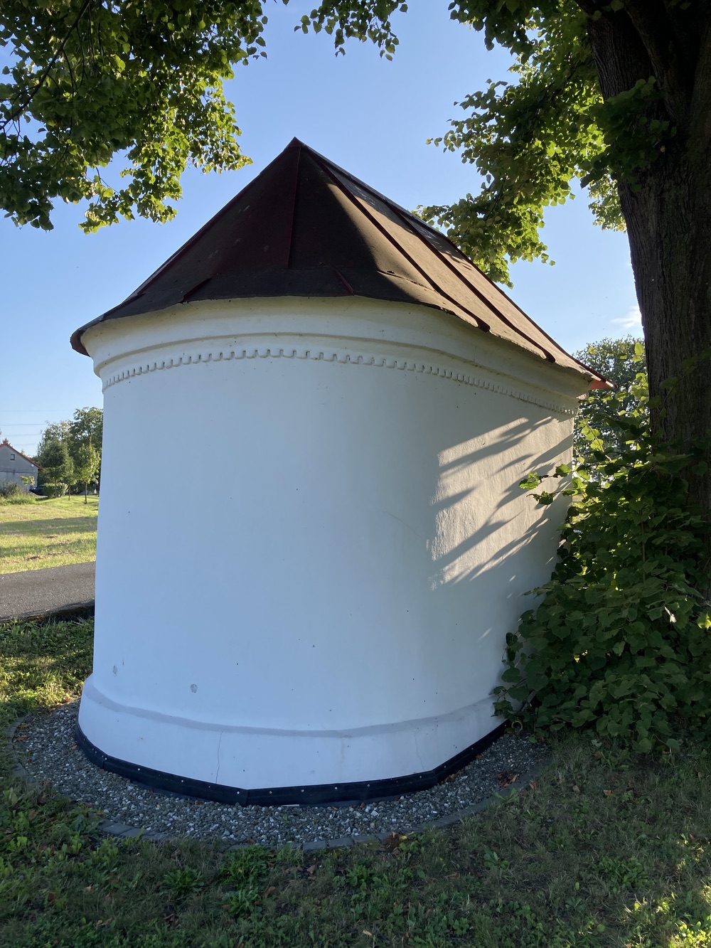 Kaple Panny Marie ve Stonavě. Drobná zlidovělá sakrální stavba postavená po roce 1836 u místní komunikace mezi vzrostlými stromy. Stavba se štítovým průčelím, půlkruhovým závěrem a sedlovou střechou. KULTURNÍ PAMÁTKA