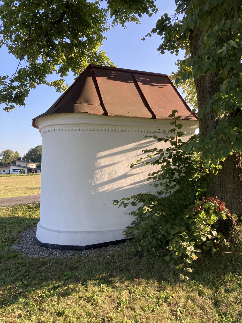 Kaple Panny Marie ve Stonavě. Drobná zlidovělá sakrální stavba postavená po roce 1836 u místní komunikace mezi vzrostlými stromy. Stavba se štítovým průčelím, půlkruhovým závěrem a sedlovou střechou. KULTURNÍ PAMÁTKA