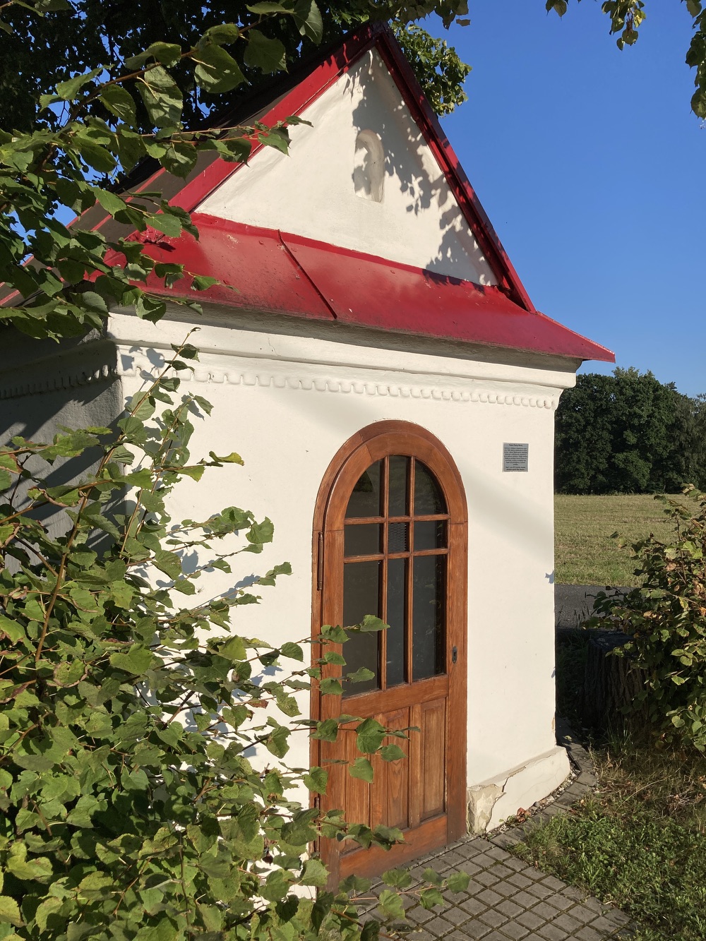 Kaple Panny Marie ve Stonavě. Drobná zlidovělá sakrální stavba postavená po roce 1836 u místní komunikace mezi vzrostlými stromy. Stavba se štítovým průčelím, půlkruhovým závěrem a sedlovou střechou. KULTURNÍ PAMÁTKA