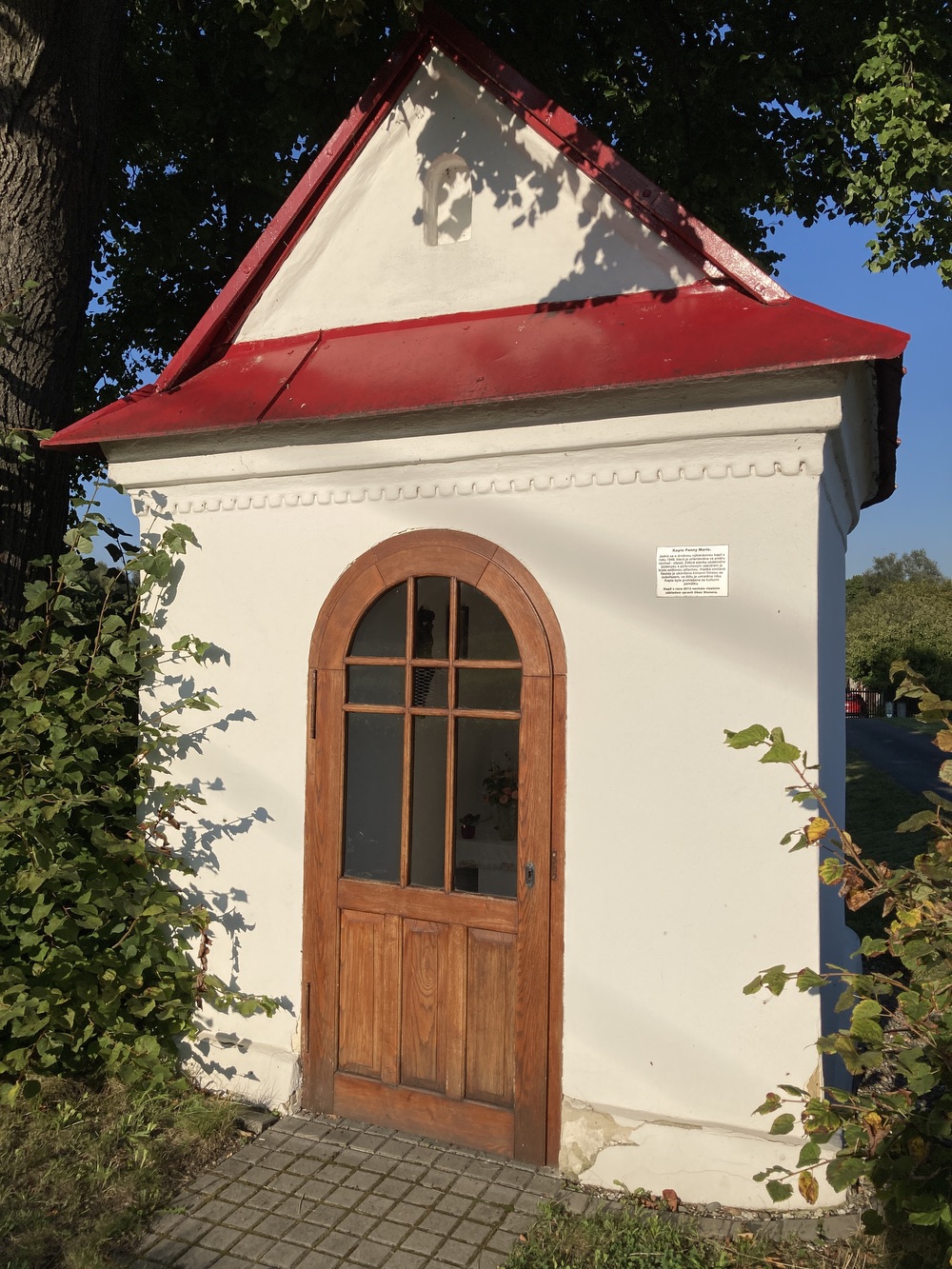 Kaple Panny Marie ve Stonavě. Drobná zlidovělá sakrální stavba postavená po roce 1836 u místní komunikace mezi vzrostlými stromy. Stavba se štítovým průčelím, půlkruhovým závěrem a sedlovou střechou. KULTURNÍ PAMÁTKA