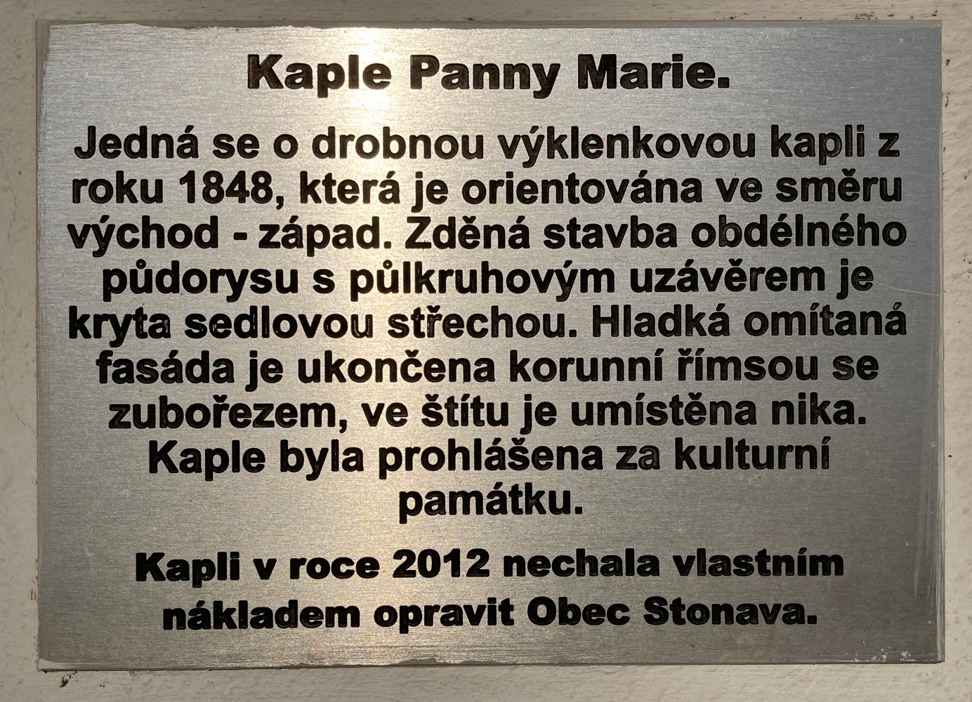Kaple Panny Marie ve Stonavě. Informační tabule instalovaná na průčelí kaple. KULTURNÍ PAMÁTKA