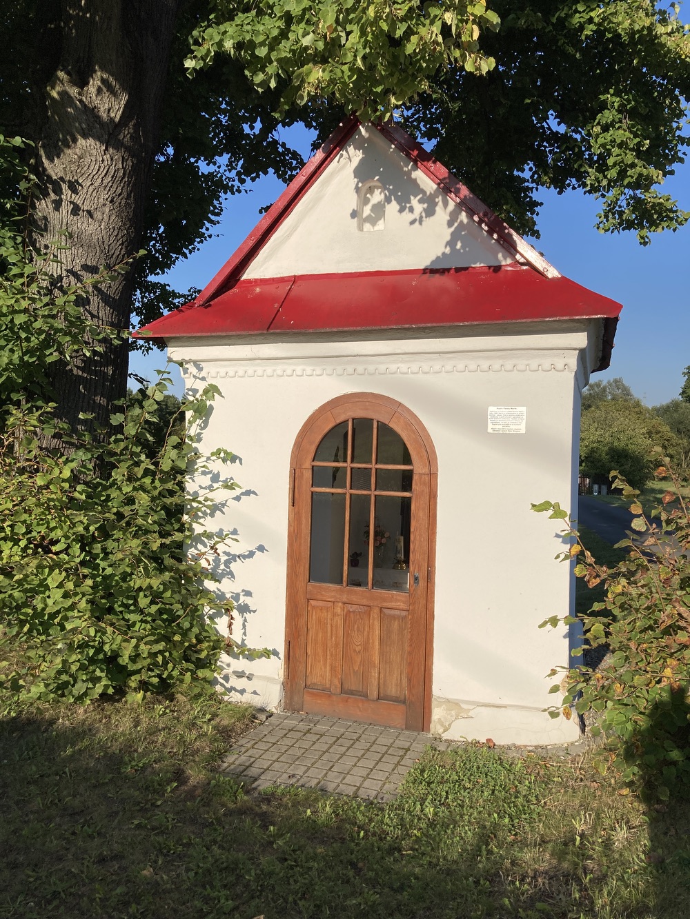 Kaple Panny Marie ve Stonavě. Drobná zlidovělá sakrální stavba postavená po roce 1836 u místní komunikace mezi vzrostlými stromy. Stavba se štítovým průčelím, půlkruhovým závěrem a sedlovou střechou. KULTURNÍ PAMÁTKA