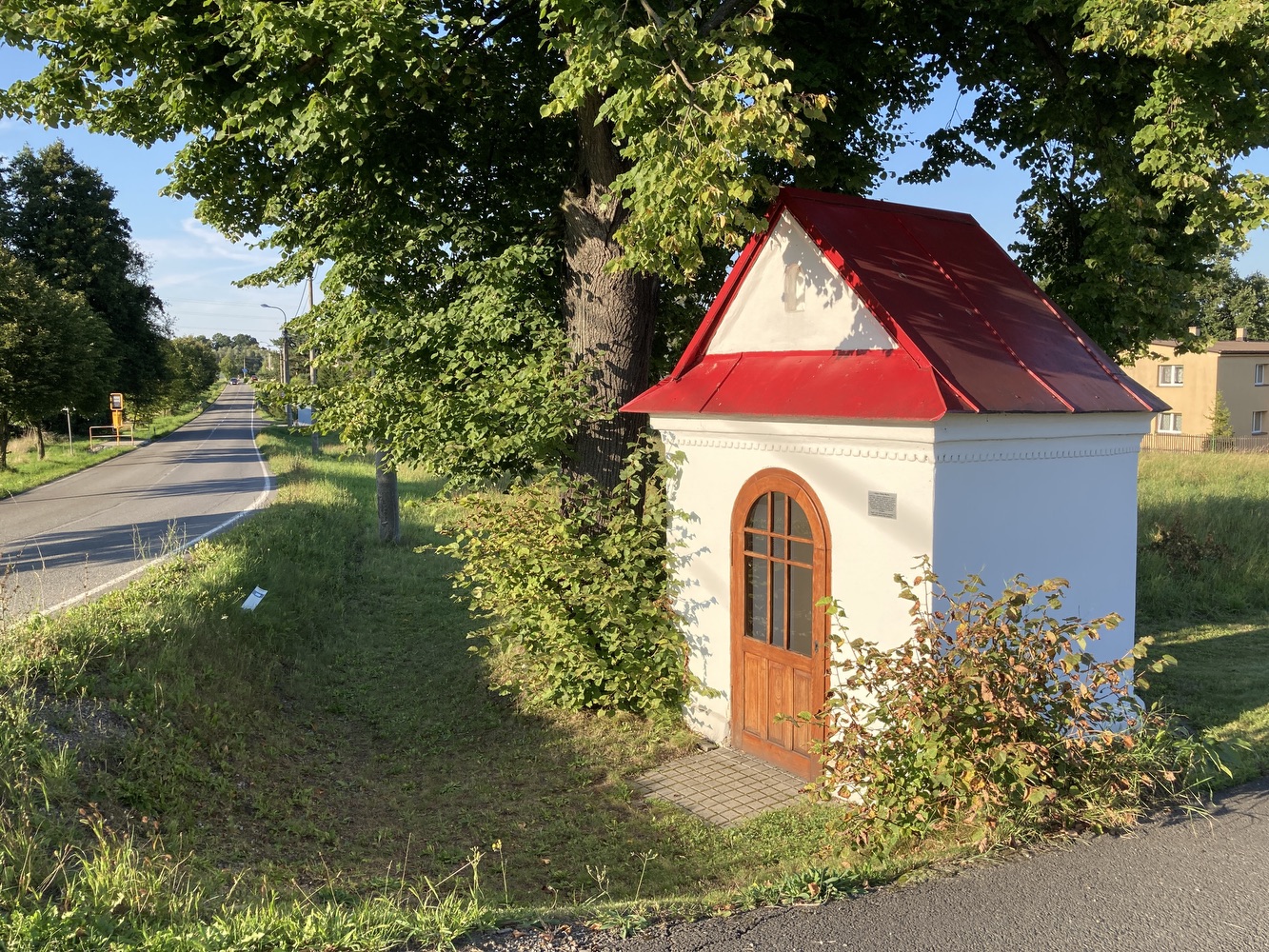 Kaple Panny Marie ve Stonavě. Drobná zlidovělá sakrální stavba postavená po roce 1836 u místní komunikace mezi vzrostlými stromy. Stavba se štítovým průčelím, půlkruhovým závěrem a sedlovou střechou. KULTURNÍ PAMÁTKA