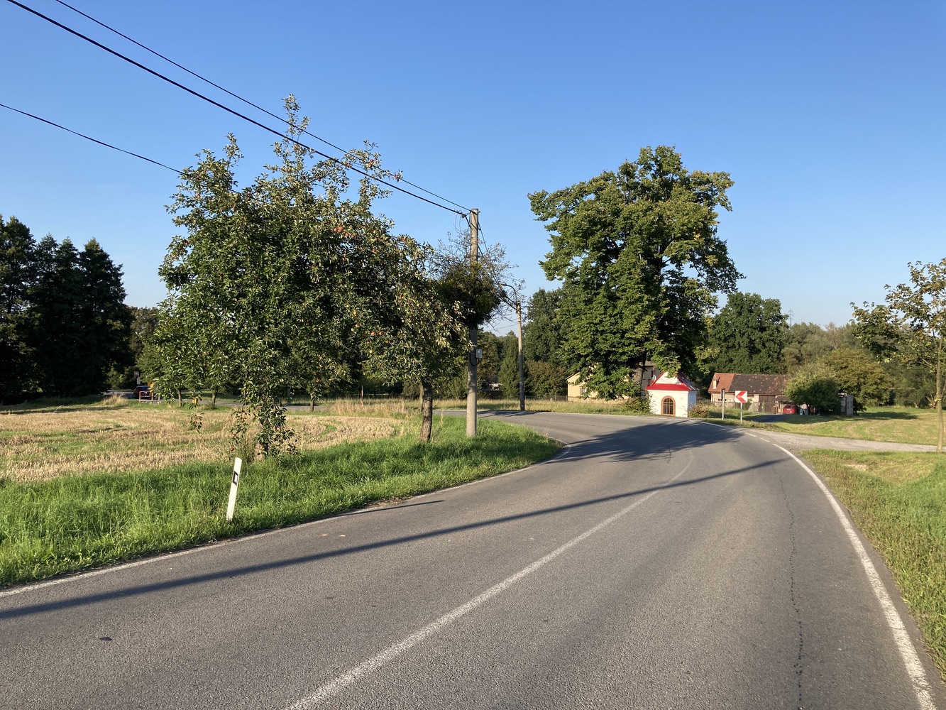 Kaple Panny Marie ve Stonavě. Drobná zlidovělá sakrální stavba postavená po roce 1836 u místní komunikace mezi vzrostlými stromy. Stavba se štítovým průčelím, půlkruhovým závěrem a sedlovou střechou. KULTURNÍ PAMÁTKA