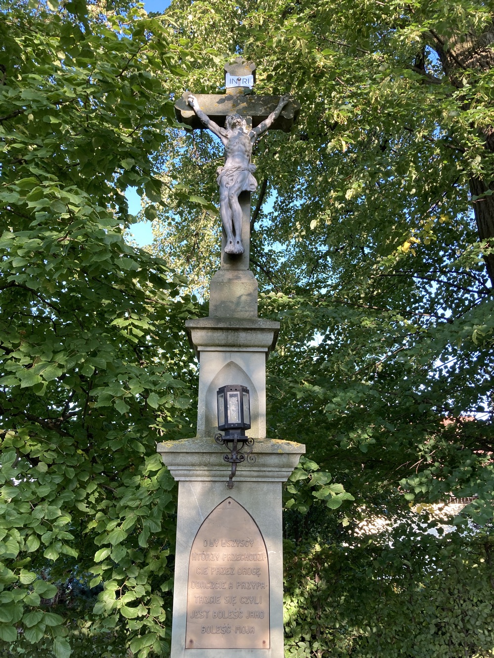 Kamenný kříž z roku 1922 v Albrechticích. Nápis: O wy wszyscy którzy przechodzicie przez droge obaczcie a przypatrzcie sie czyli jest boleść jako boleść moja