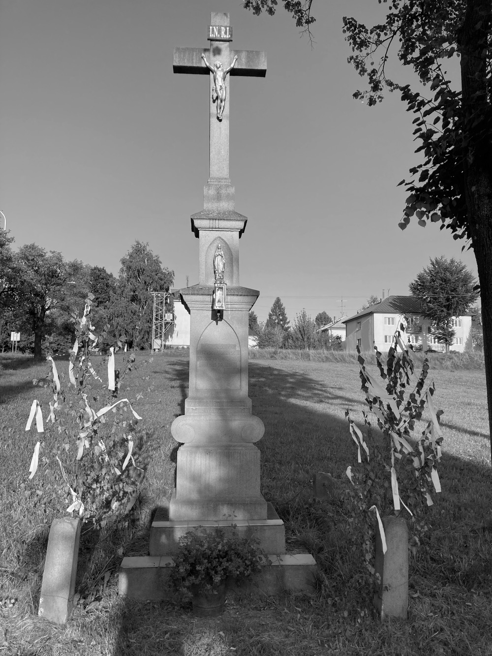 Kamenný kříž z roku 1921 ve Stonavě