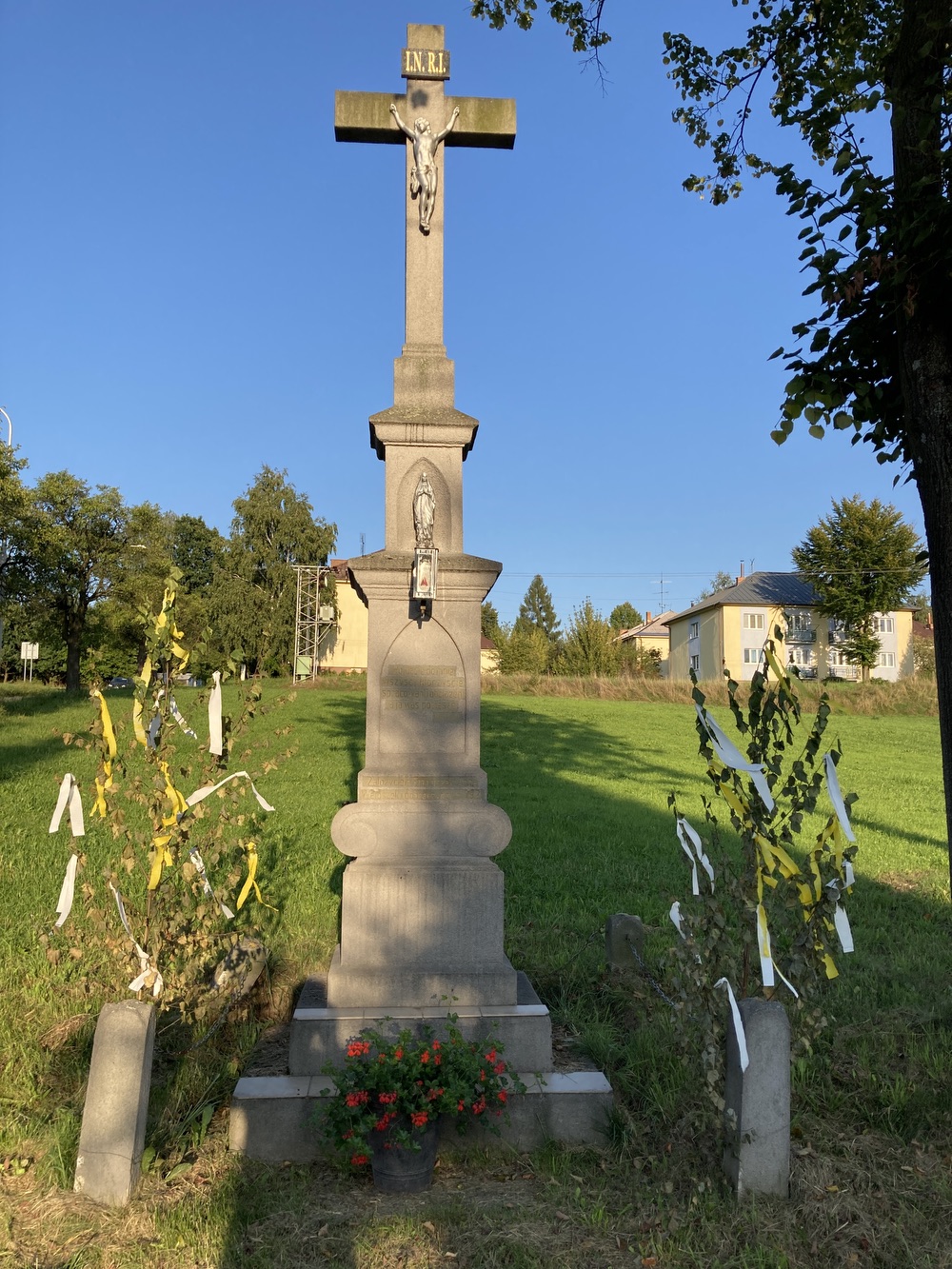 Kamenný kříž z roku 1921 ve Stonavě