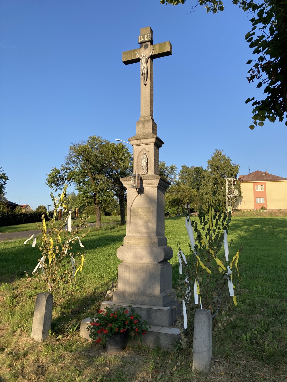 Kamenný kříž z roku 1921 ve Stonavě
