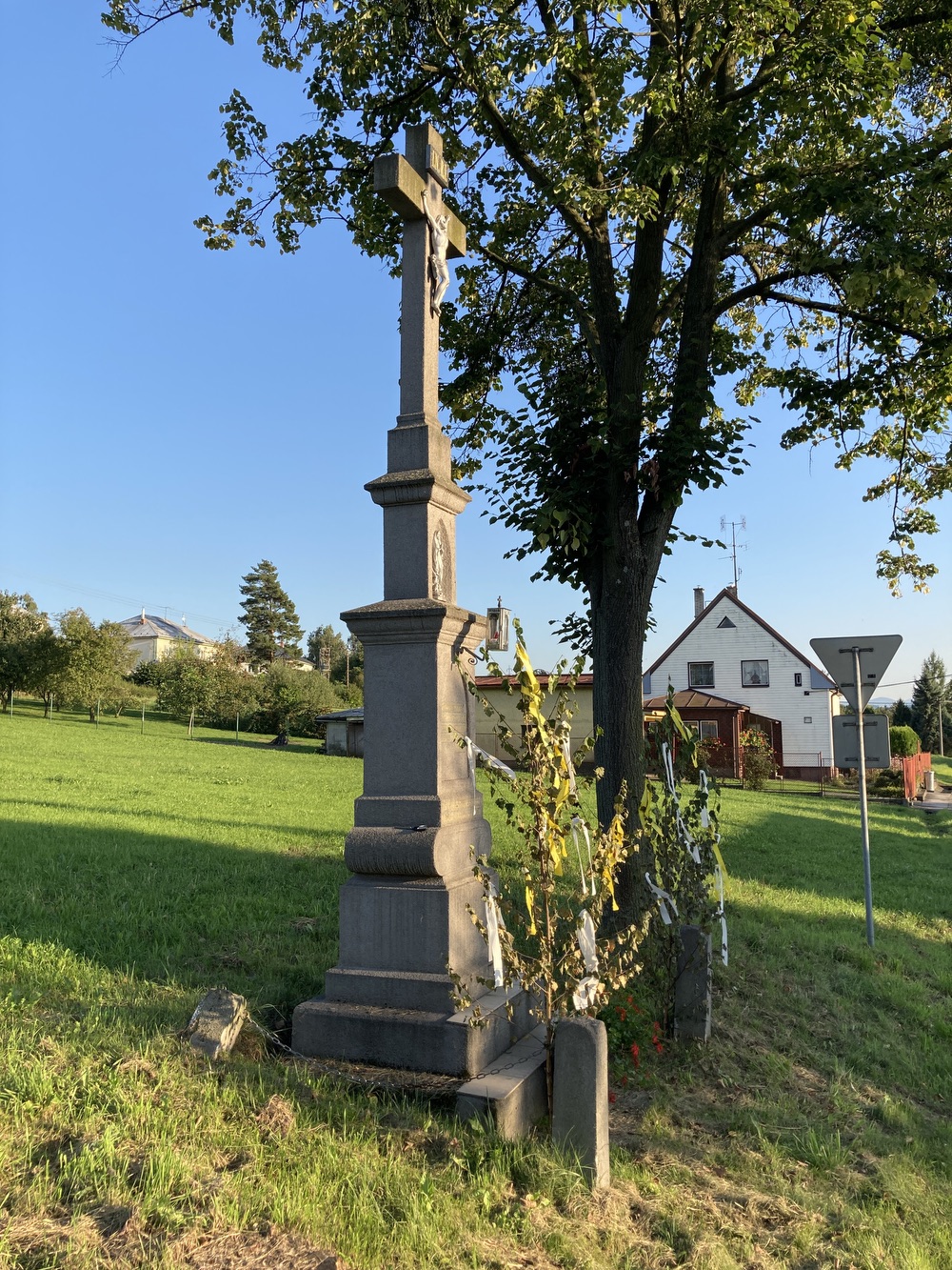 Kamenný kříž z roku 1921 ve Stonavě