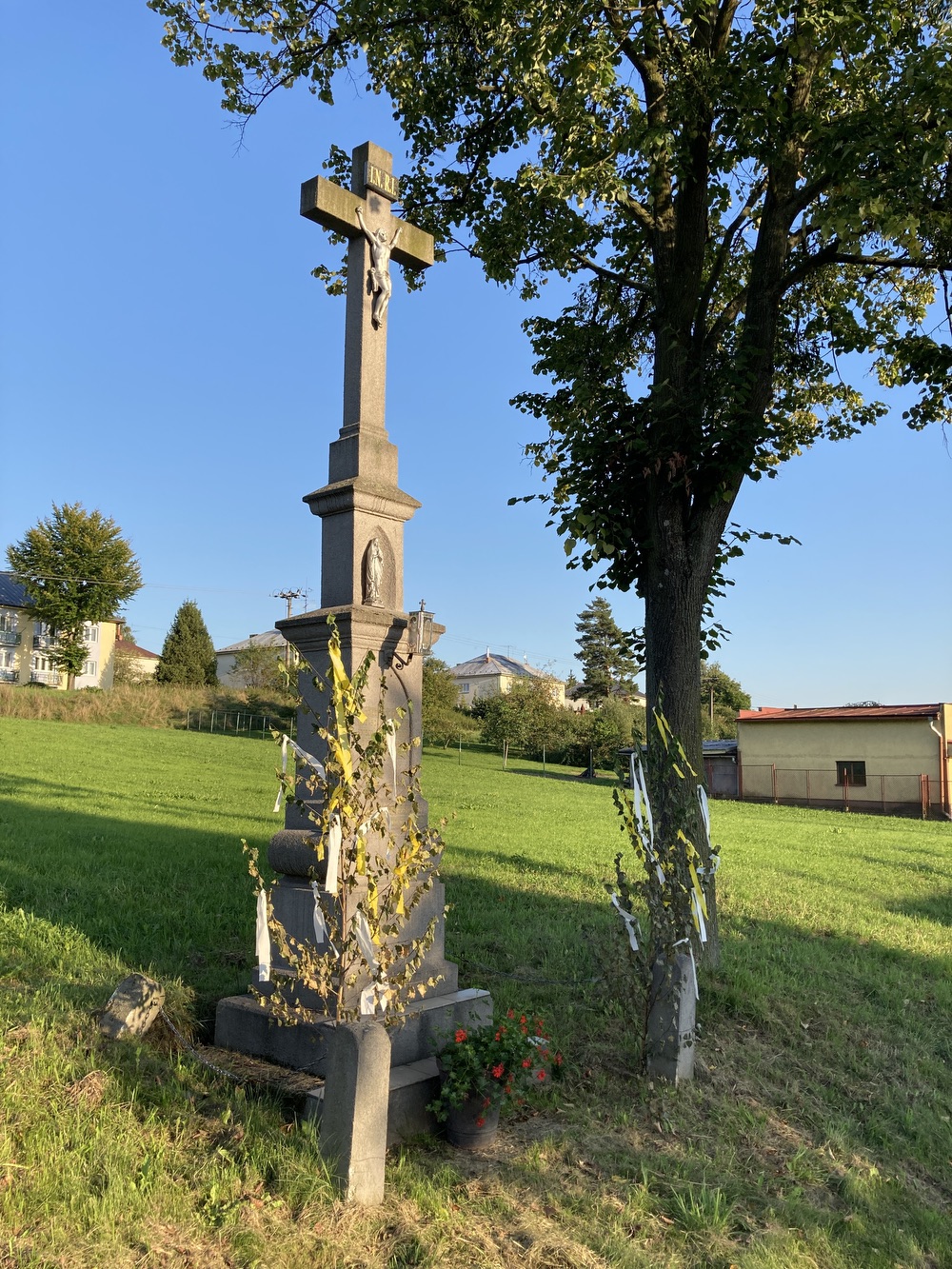 Kamenný kříž z roku 1921 ve Stonavě