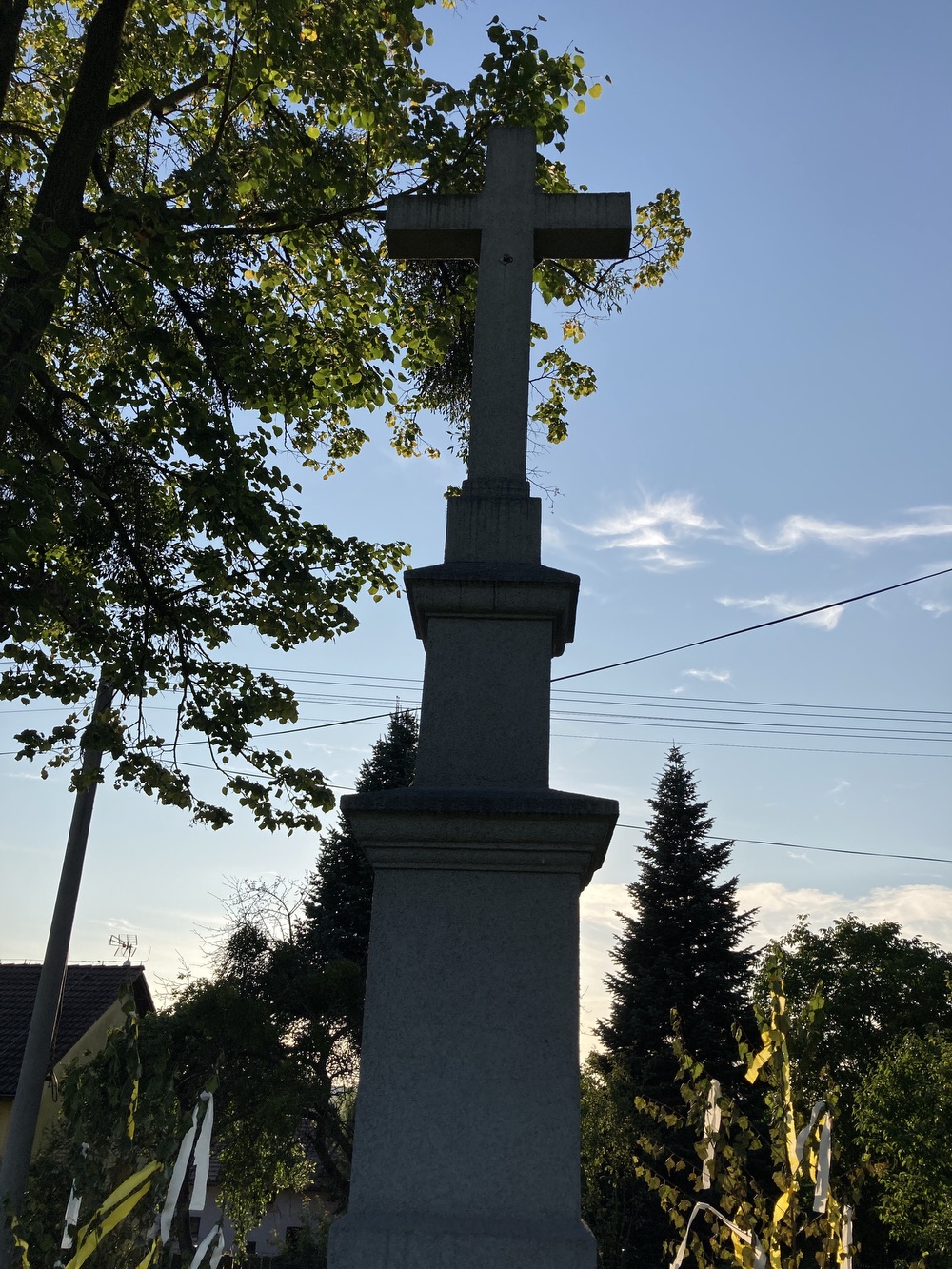 Kamenný kříž z roku 1921 ve Stonavě
