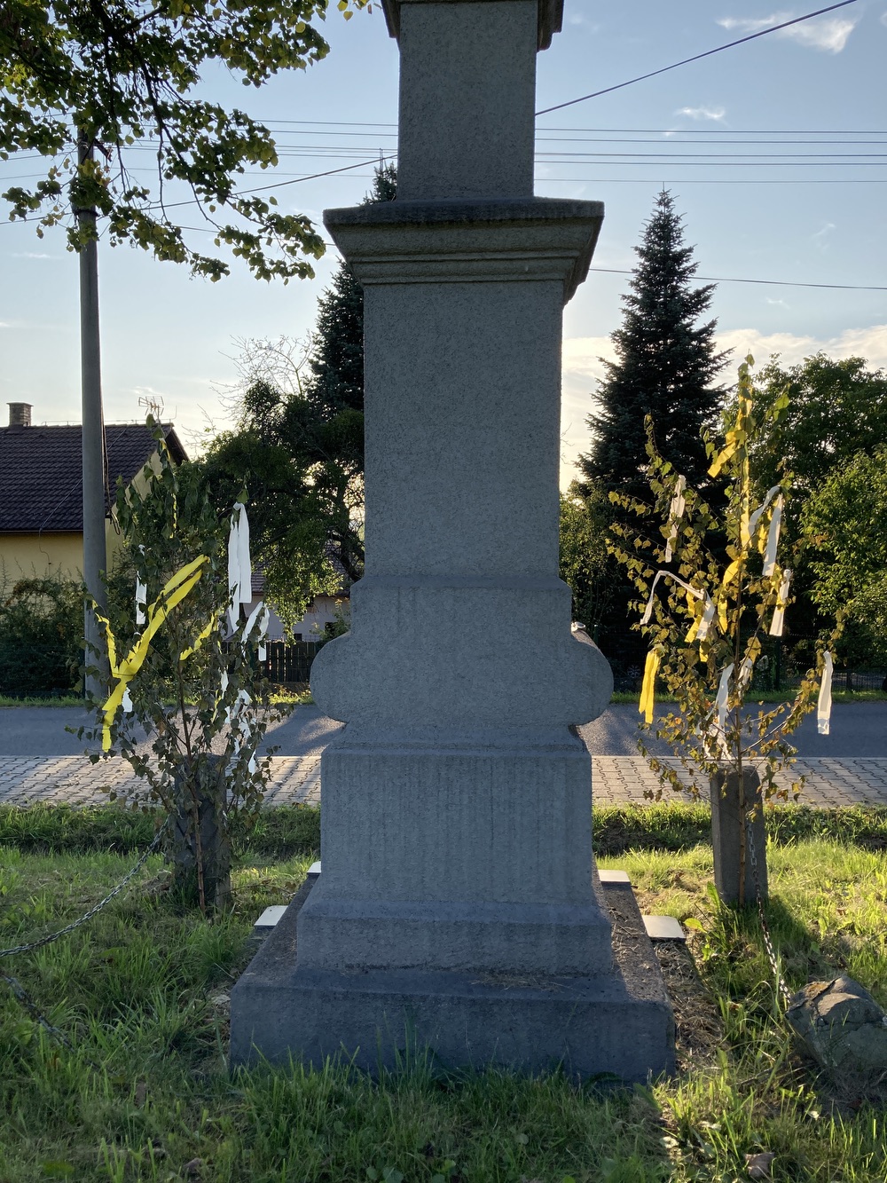 Kamenný kříž z roku 1921 ve Stonavě