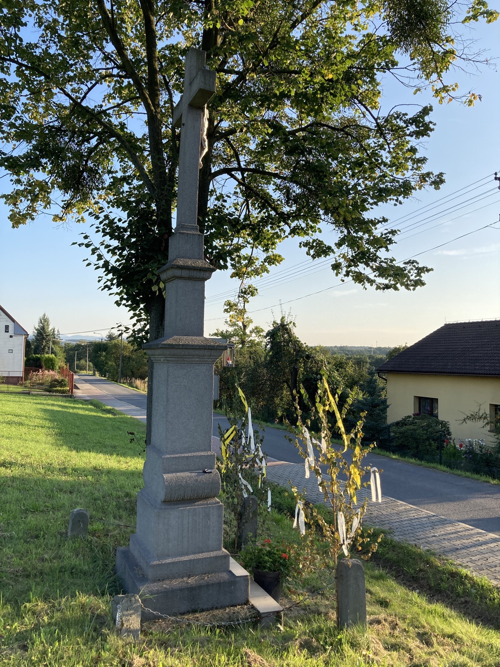 Kamenný kříž z roku 1921 ve Stonavě