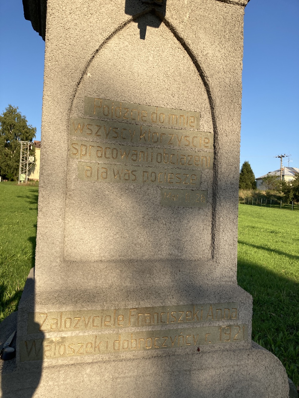 Kamenný kříž z roku 1921 ve Stonavě. Nápis: Pojdzcie do mnie wszyscy ktorzyscie spracowani i obciazeni a ja was pociesze. Mar. 11. 28 | Zalozyciele Franciszek i Anna Waloszek i dobroczyńcy r. 1921 