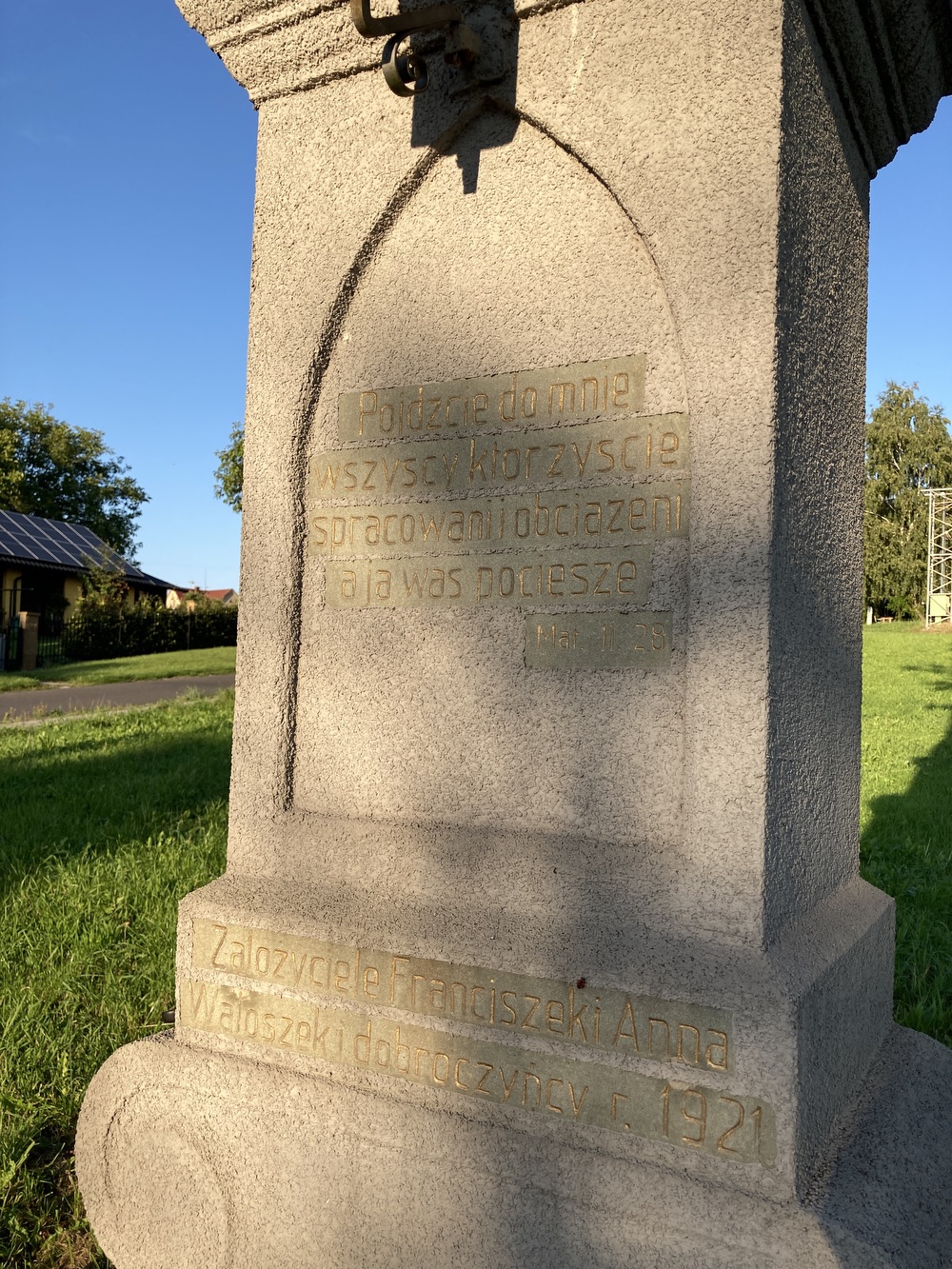 Kamenný kříž z roku 1921 ve Stonavě. Nápis: Pojdzcie do mnie wszyscy ktorzyscie spracowani i obciazeni a ja was pociesze. Mar. 11. 28 | Zalozyciele Franciszek i Anna Waloszek i dobroczyńcy r. 1921 