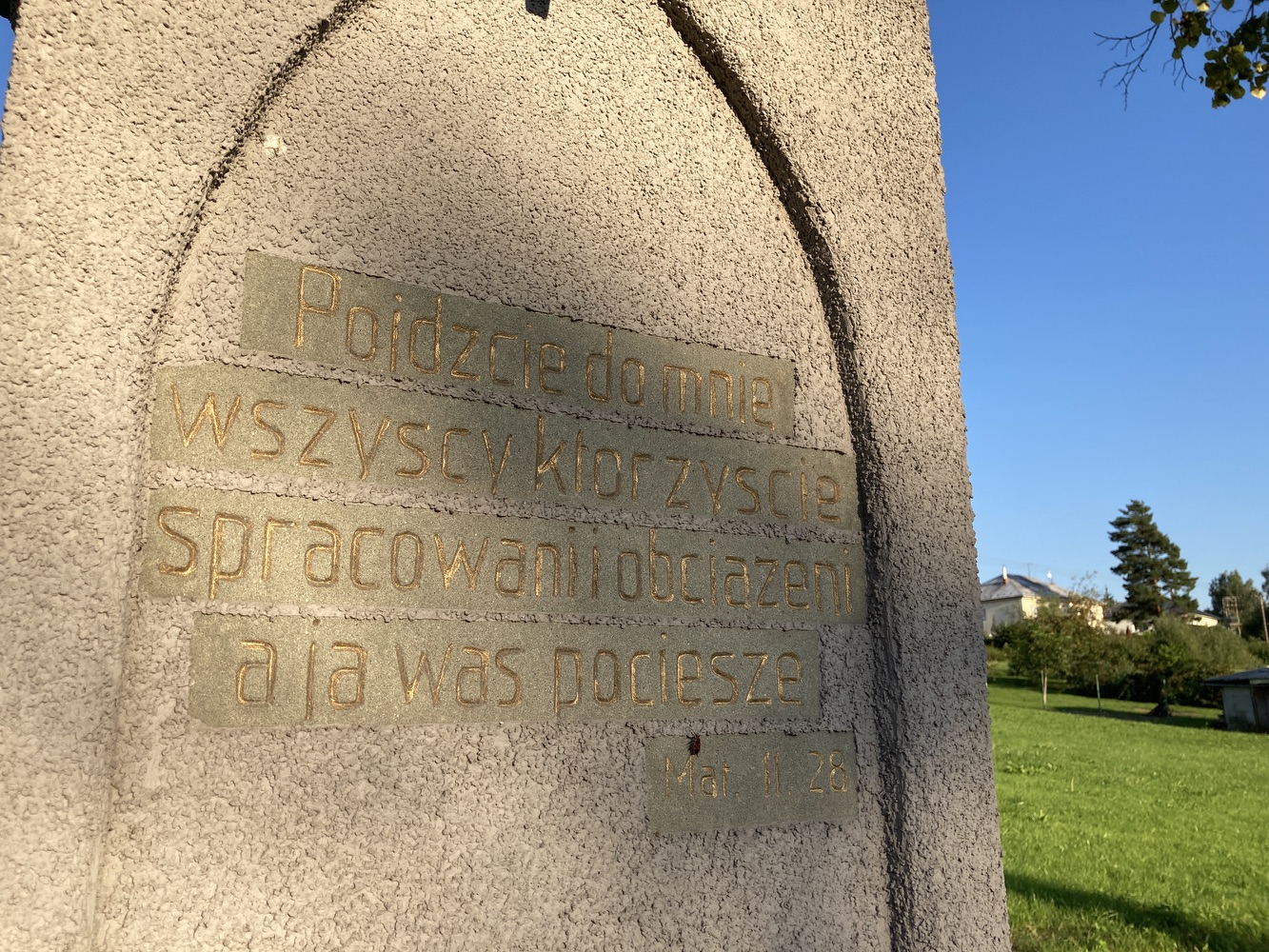 Kamenný kříž z roku 1921 ve Stonavě. Nápis: Pojdzcie do mnie wszyscy ktorzyscie spracowani i obciazeni a ja was pociesze. Mar. 11. 28  
