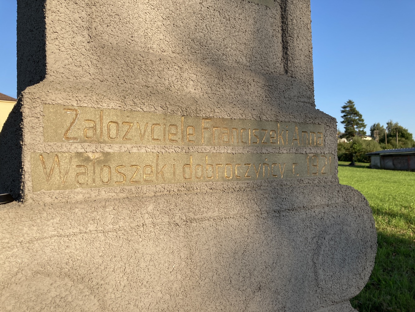 Kamenný kříž z roku 1921 ve Stonavě. Nápis: Zalozyciele Franciszek i Anna Waloszek i dobroczyńcy r. 1921