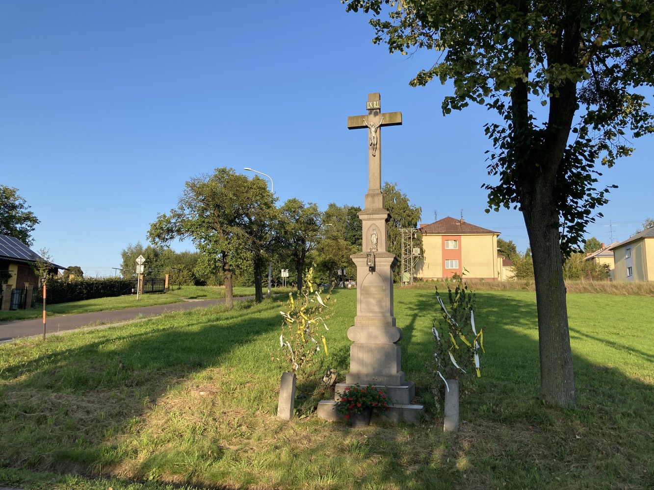 Kamenný kříž z roku 1921 ve Stonavě