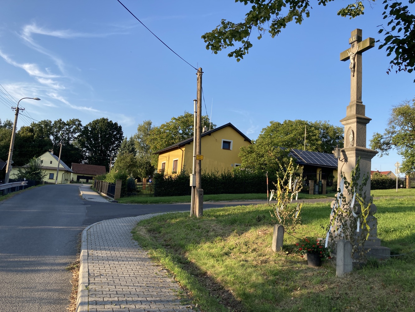 Kamenný kříž z roku 1921 ve Stonavě