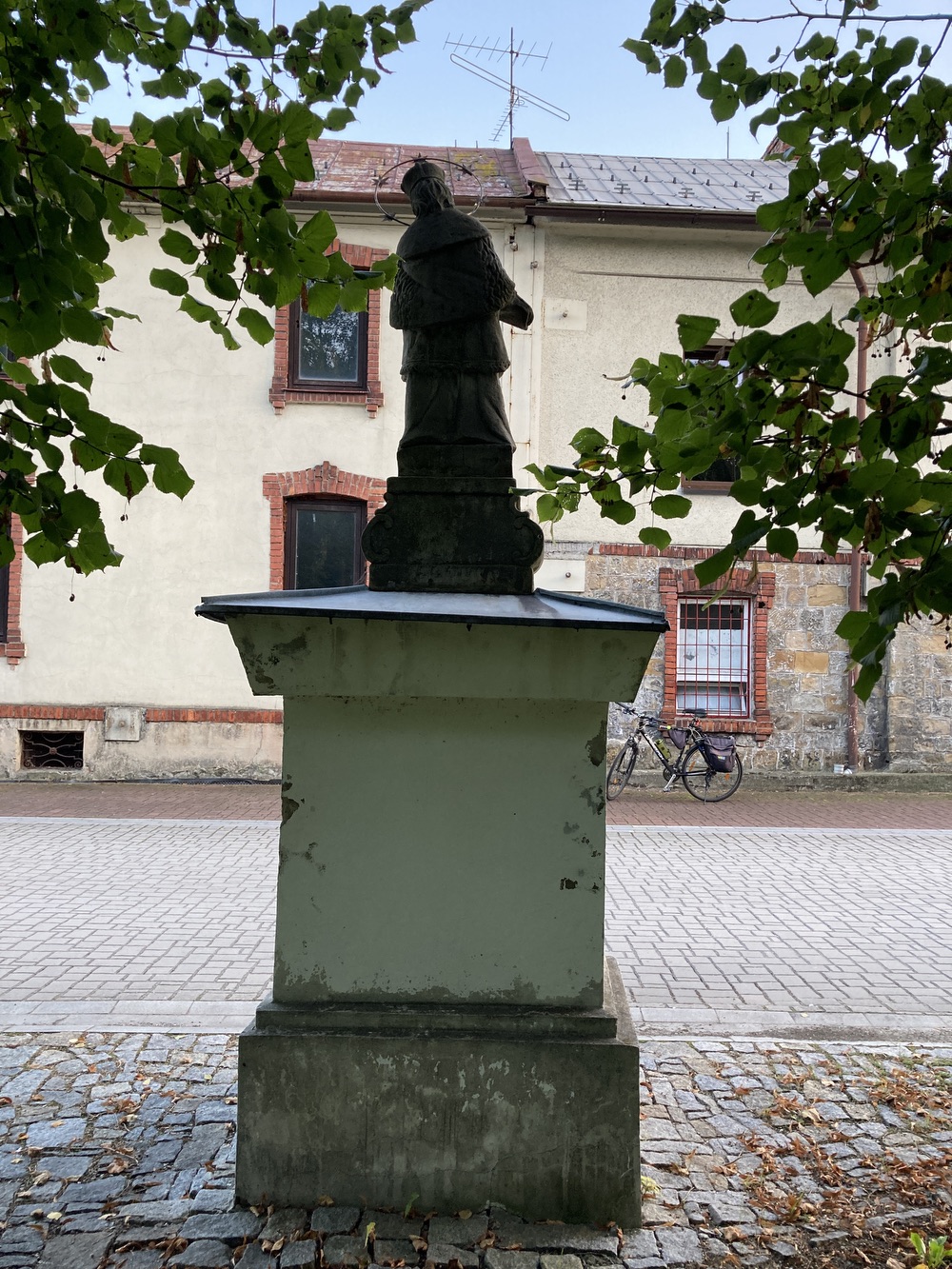 Socha sv. Jana Nepomuckého z roku 1843 v Horní Suché. KULTURNÍ PAMÁTKA