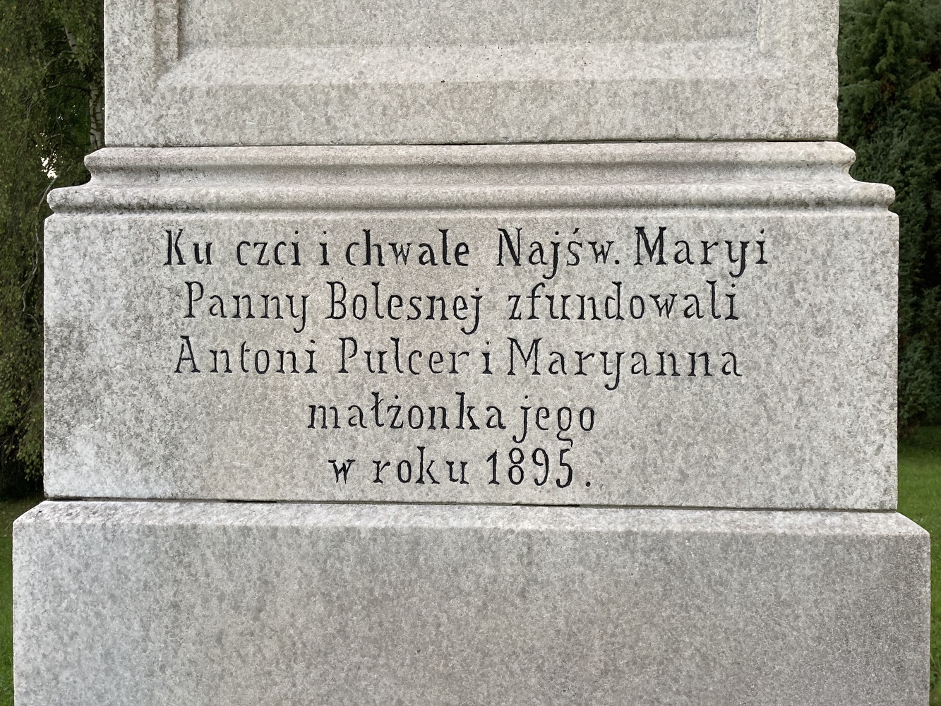Sloup se sochou Panny Marie z roku 1895 před kostelem sv. Josefa v Horní Suché. Nápis: Ku czci i chwale Najśw. Maryi Panny Bolesnej zfundowali Antoni Pulcer i Maryanna małzonka jego w roku 1895.