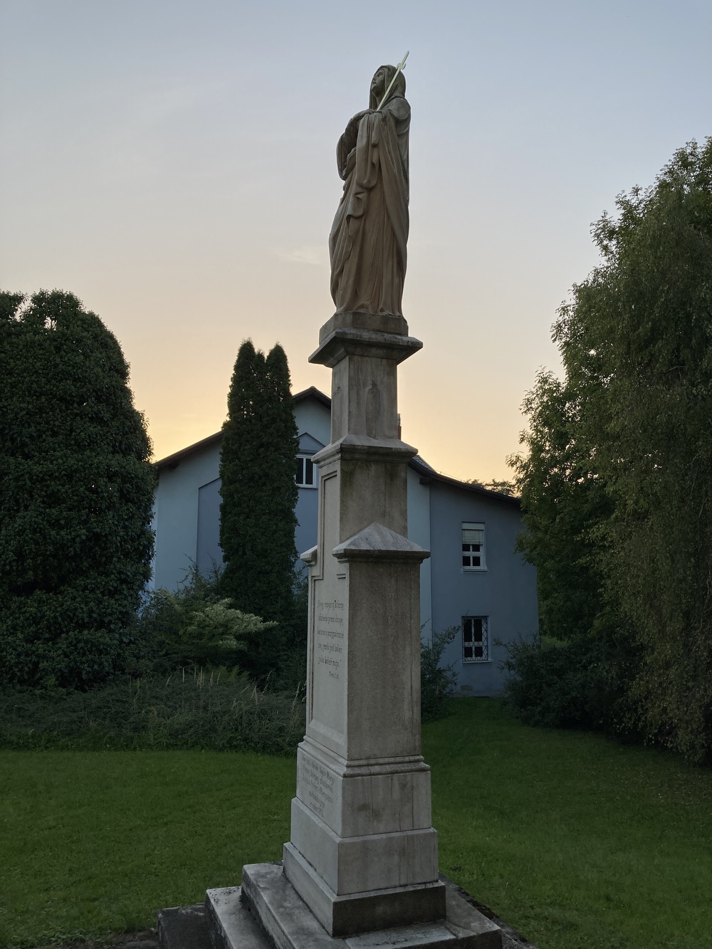 Sloup se sochou Panny Marie z roku 1895 před kostelem sv. Josefa v Horní Suché