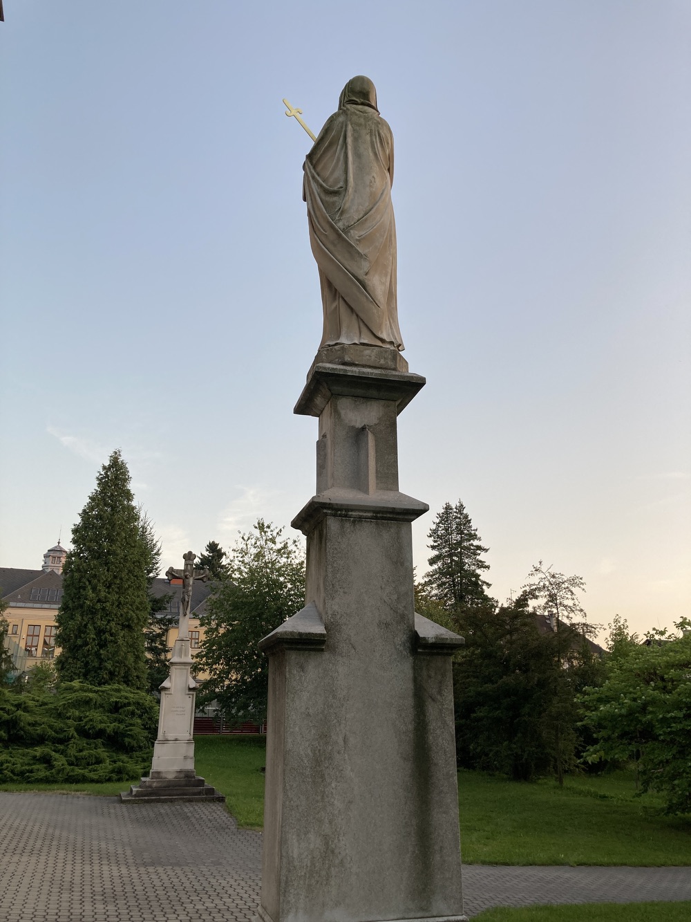 Sloup se sochou Panny Marie z roku 1895 před kostelem sv. Josefa v Horní Suché