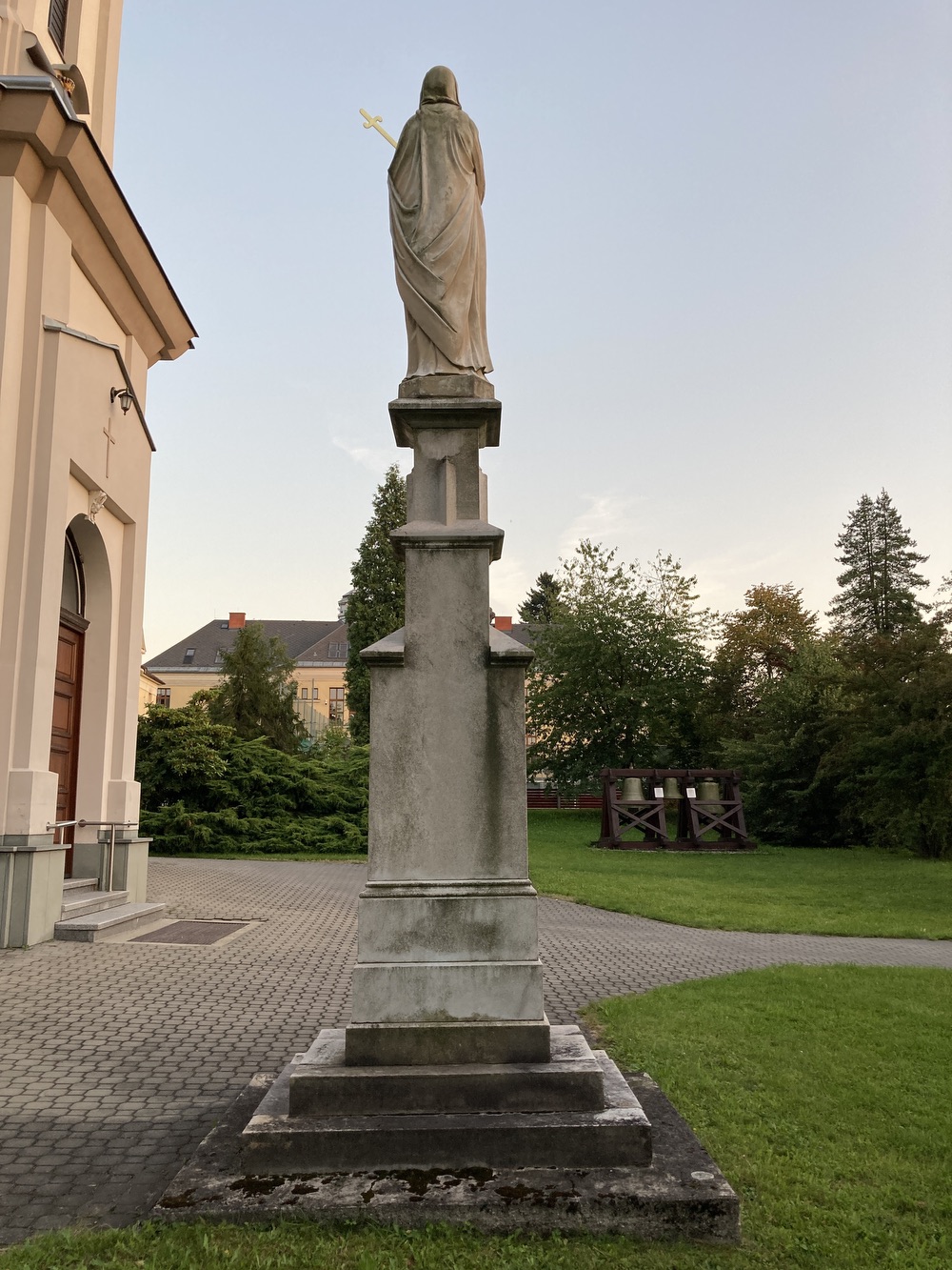 Sloup se sochou Panny Marie z roku 1895 před kostelem sv. Josefa v Horní Suché