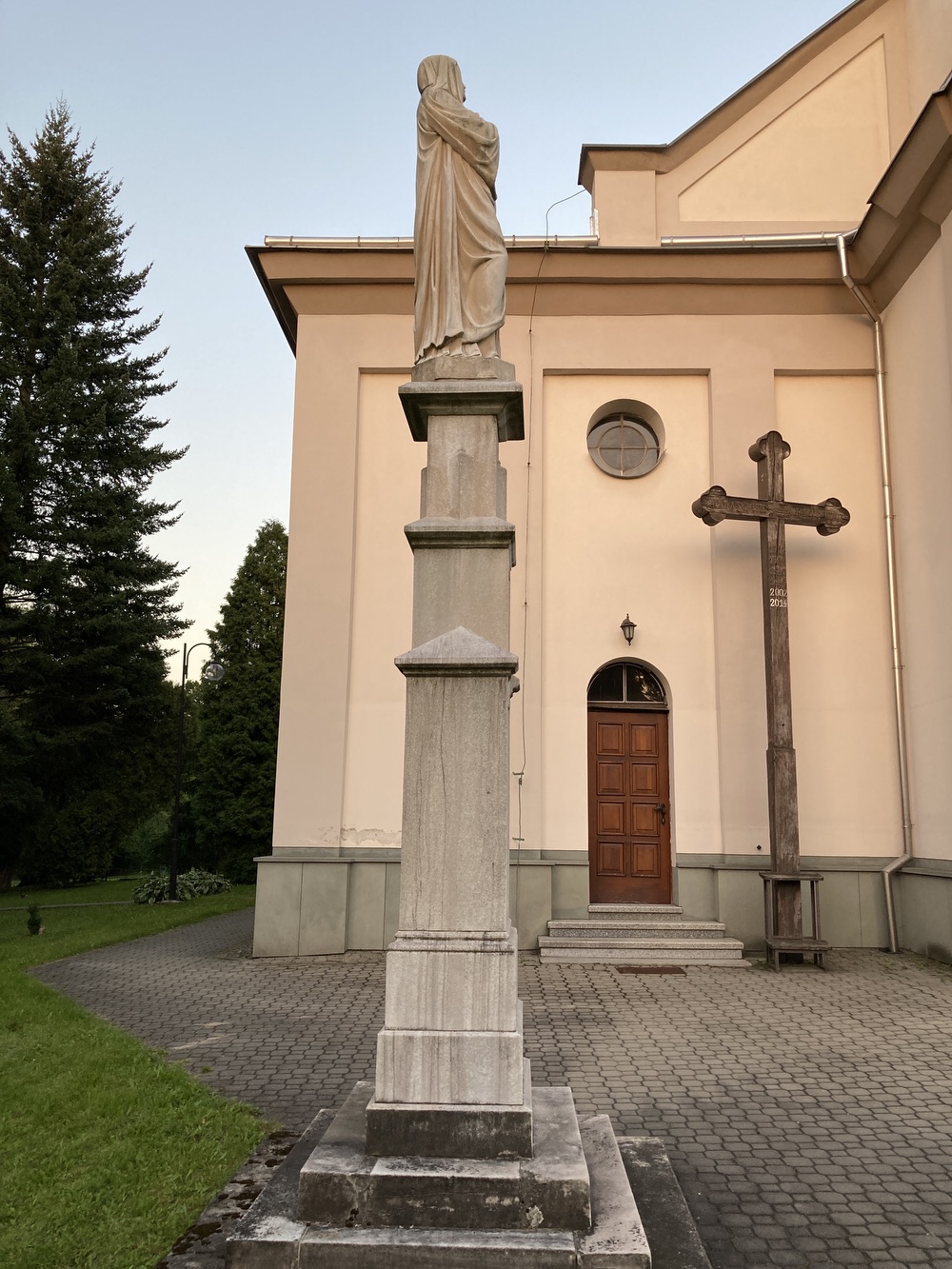 Sloup se sochou Panny Marie z roku 1895 před kostelem sv. Josefa v Horní Suché