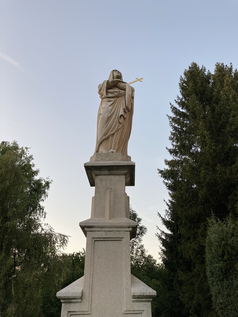 Sloup se sochou Panny Marie z roku 1895 před kostelem sv. Josefa v Horní Suché