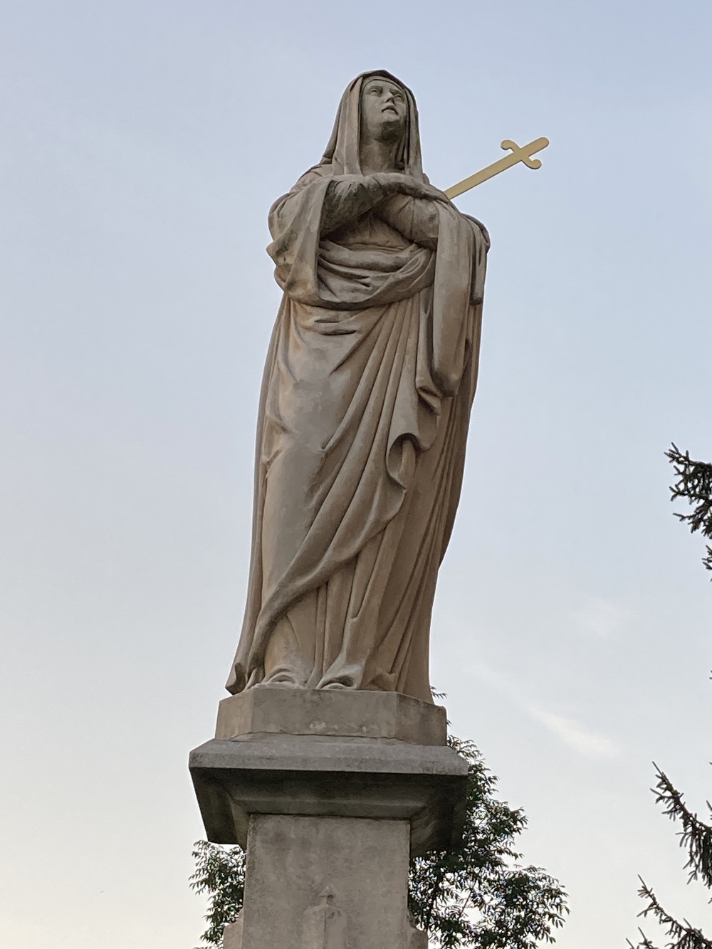 Sloup se sochou Panny Marie z roku 1895 před kostelem sv. Josefa v Horní Suché