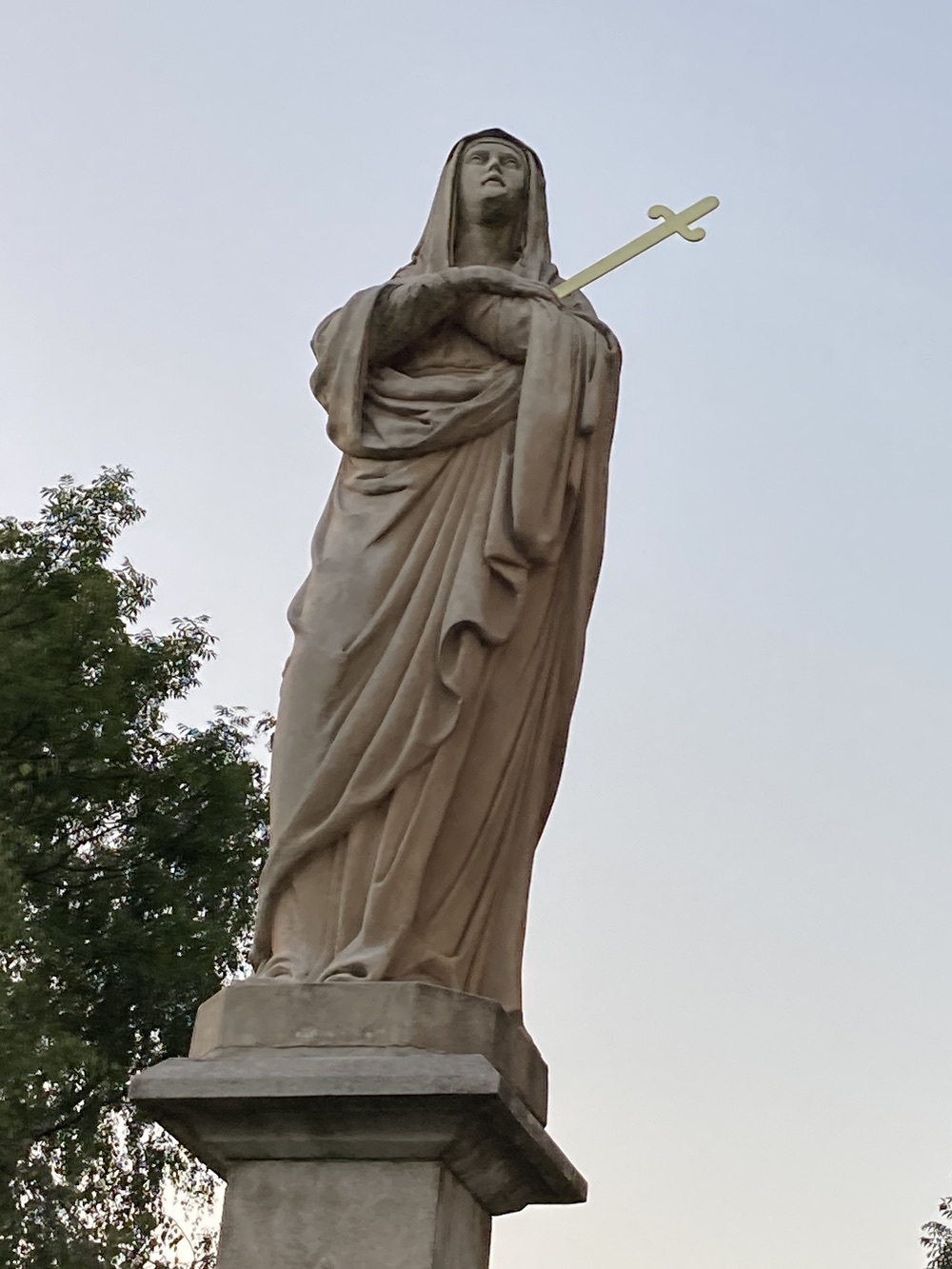 Sloup se sochou Panny Marie z roku 1895 před kostelem sv. Josefa v Horní Suché
