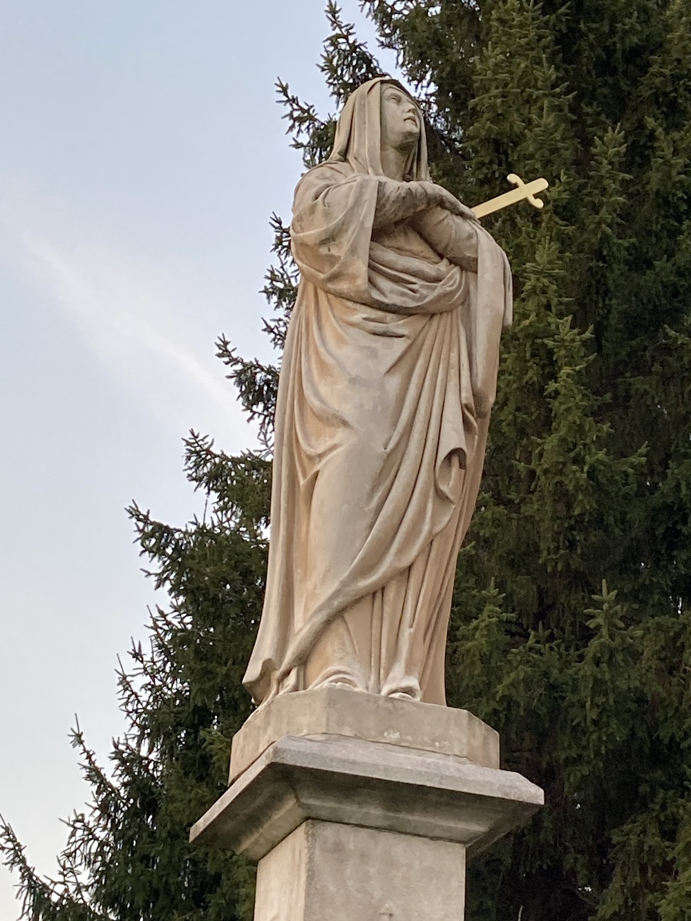 Sloup se sochou Panny Marie z roku 1895 před kostelem sv. Josefa v Horní Suché