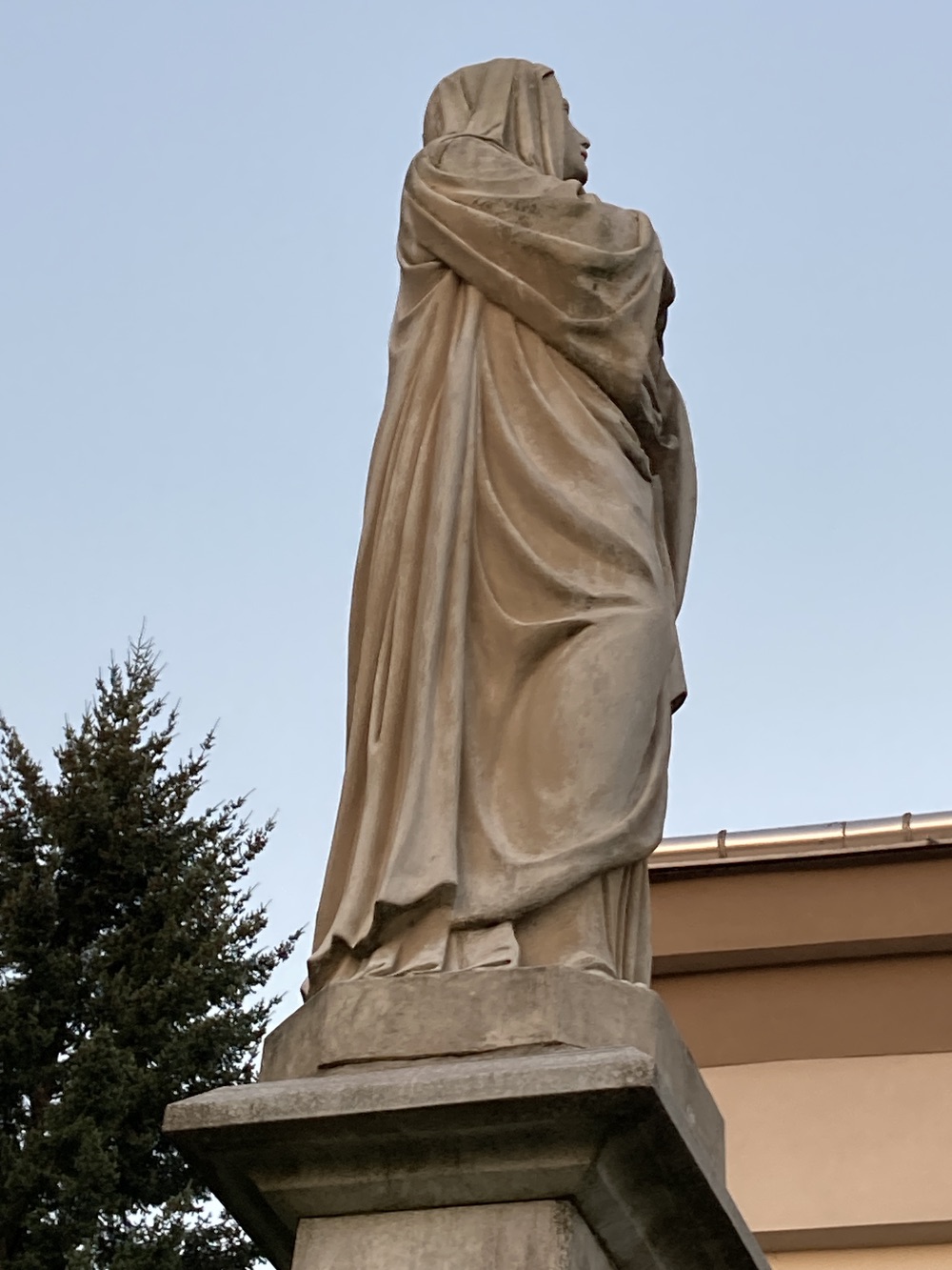 Sloup se sochou Panny Marie z roku 1895 před kostelem sv. Josefa v Horní Suché