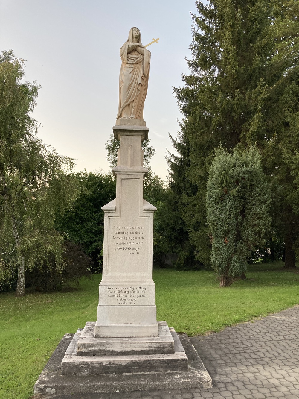 Sloup se sochou Panny Marie z roku 1895 před kostelem sv. Josefa v Horní Suché