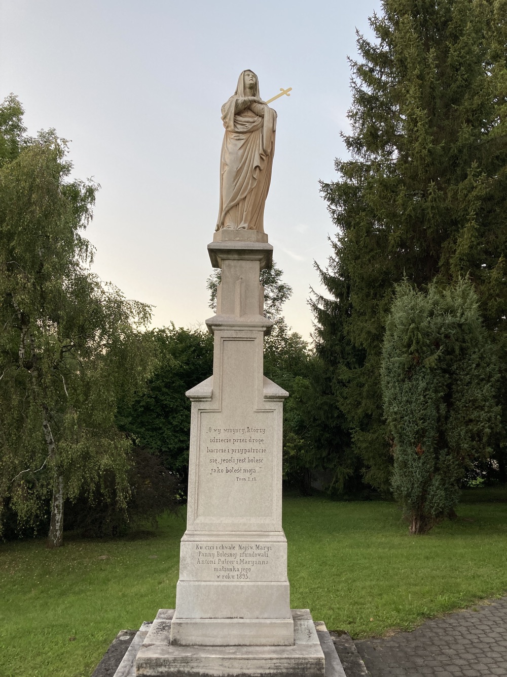 Sloup se sochou Panny Marie z roku 1895 před kostelem sv. Josefa v Horní Suché