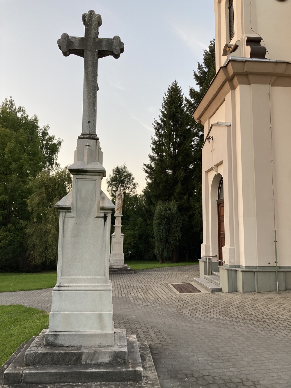 Kamenný krucifix před kostelem sv. Josefa v Horní Suché