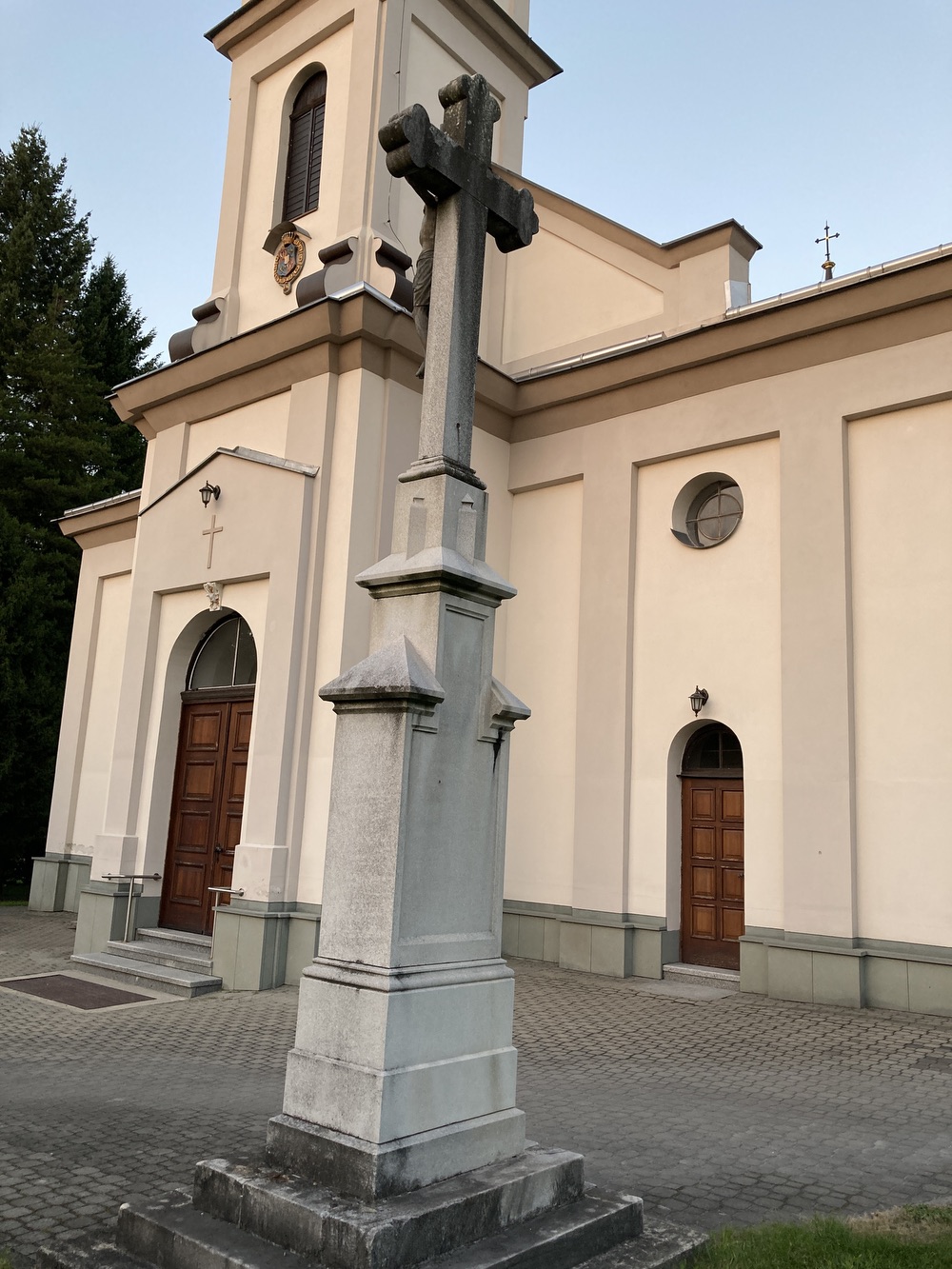 Kamenný krucifix před kostelem sv. Josefa v Horní Suché