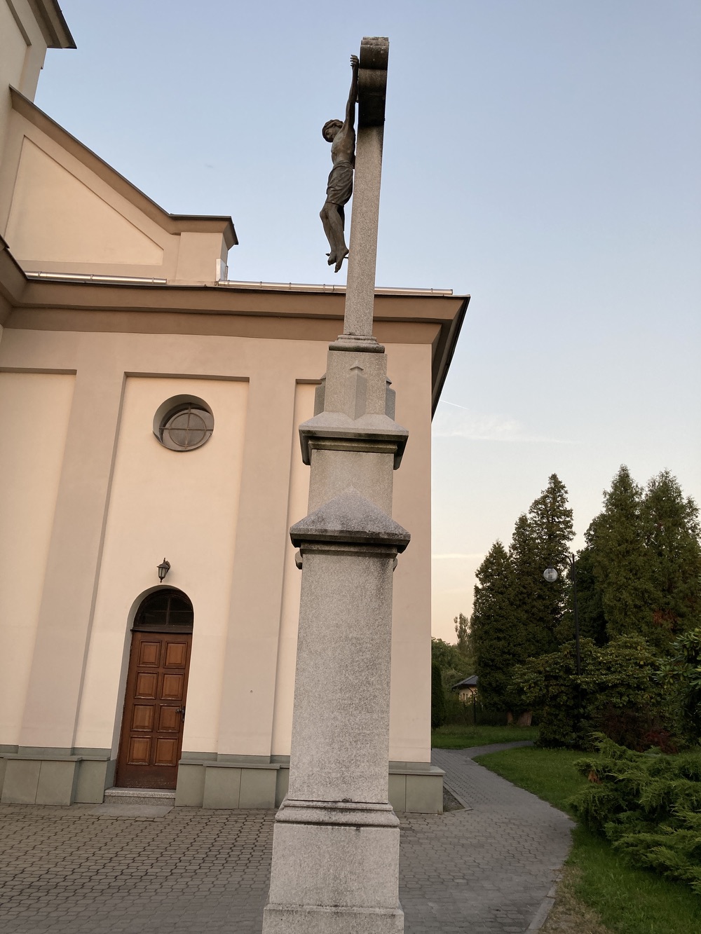 Kamenný krucifix před kostelem sv. Josefa v Horní Suché