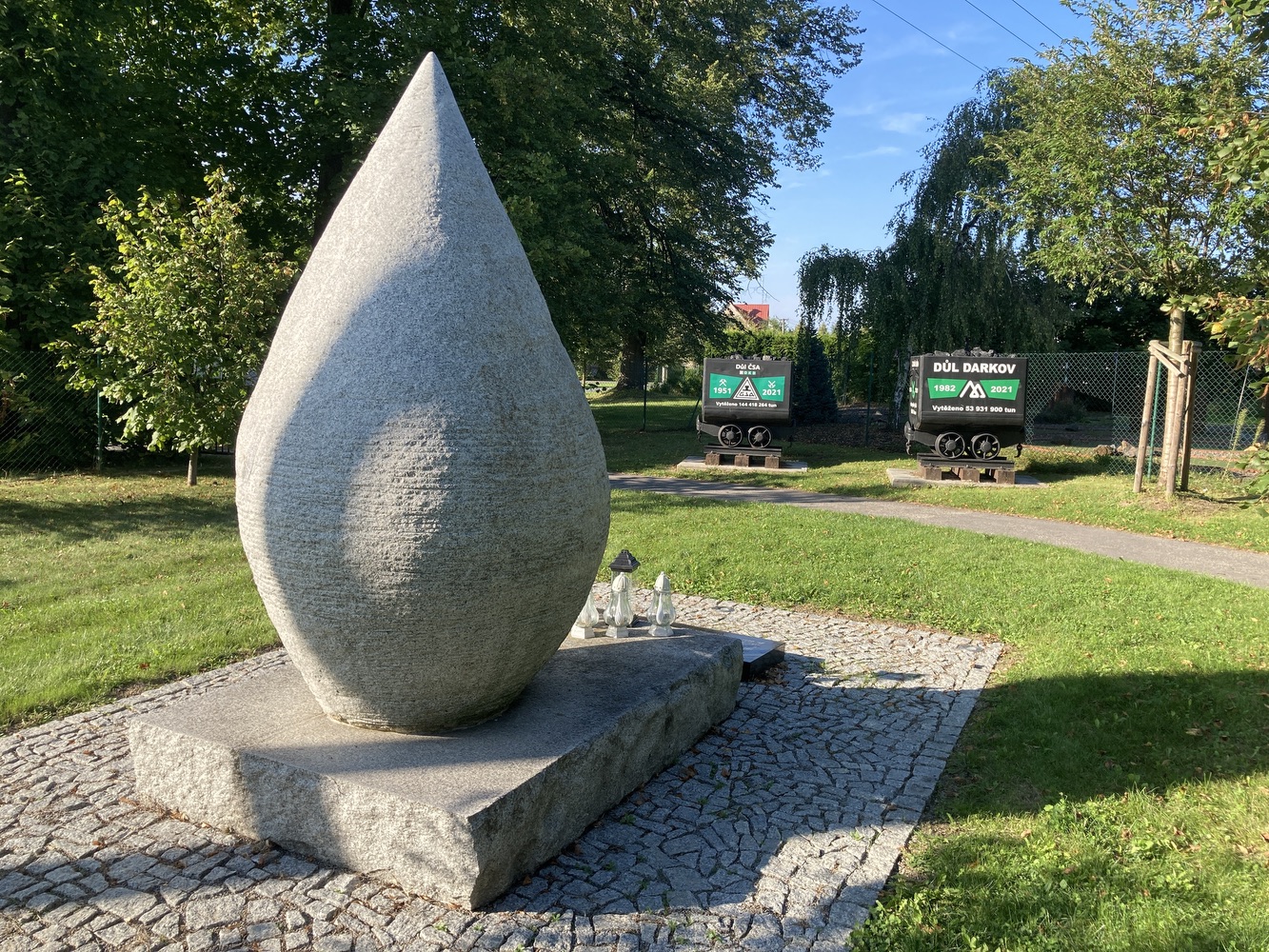 Kamenná slza ve Stonavě. Pomník horníkům, kteří zahynuli 20. prosince 2018 při důlním neštěstí v Dole ČSM.