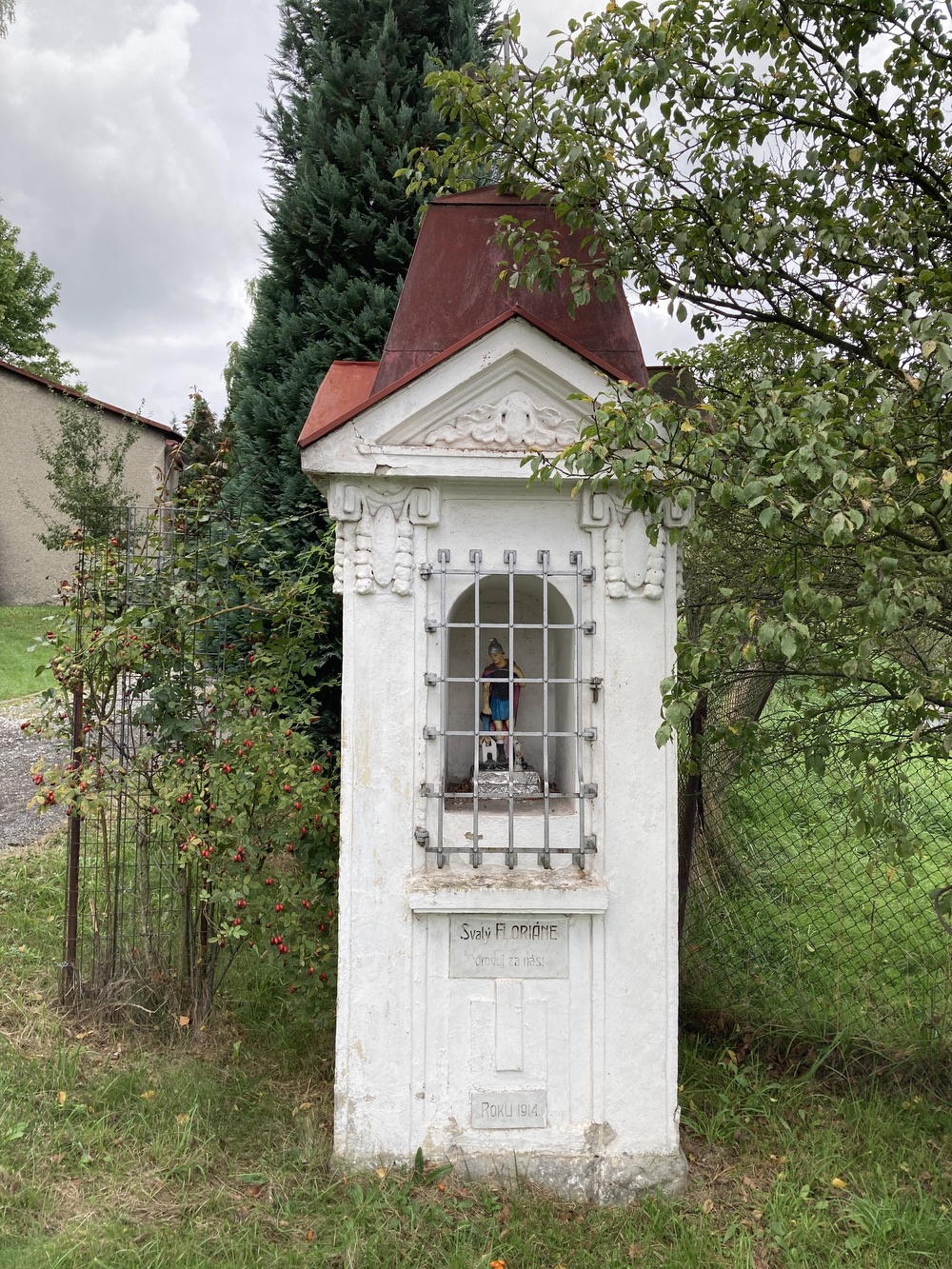 Výklenková kaplička sv. Floriána z roku 1914 v Dětmarovicích