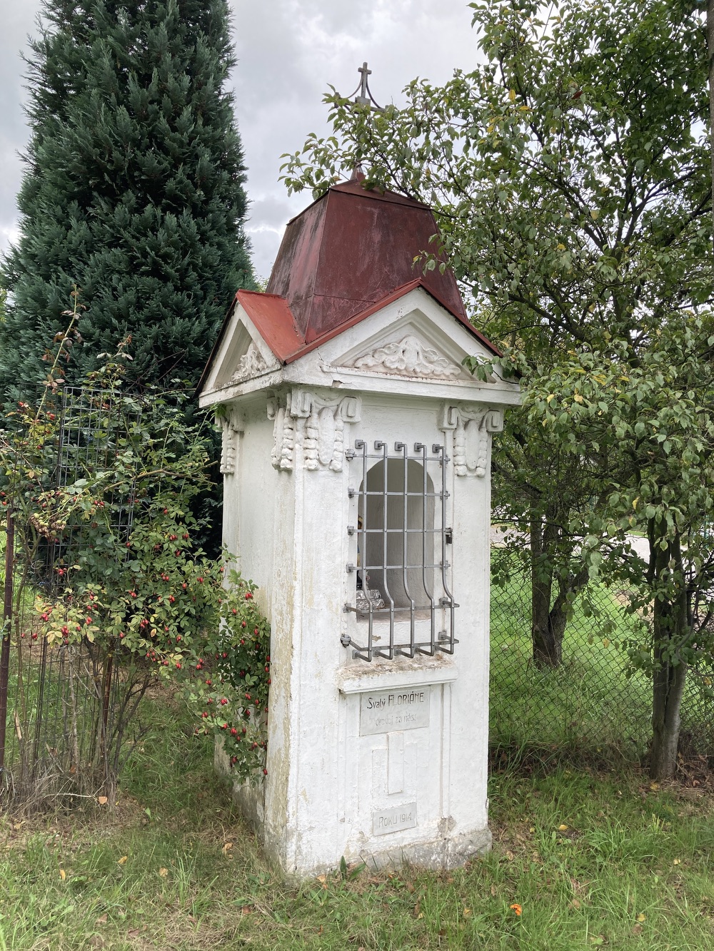 Výklenková kaplička sv. Floriána z roku 1914 v Dětmarovicích