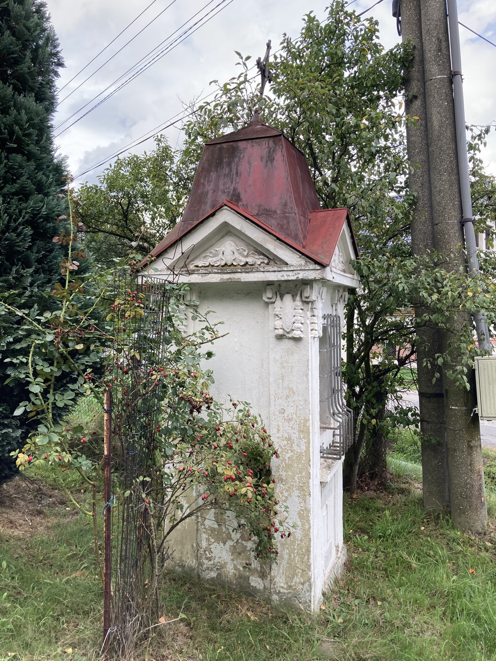 Výklenková kaplička sv. Floriána z roku 1914 v Dětmarovicích
